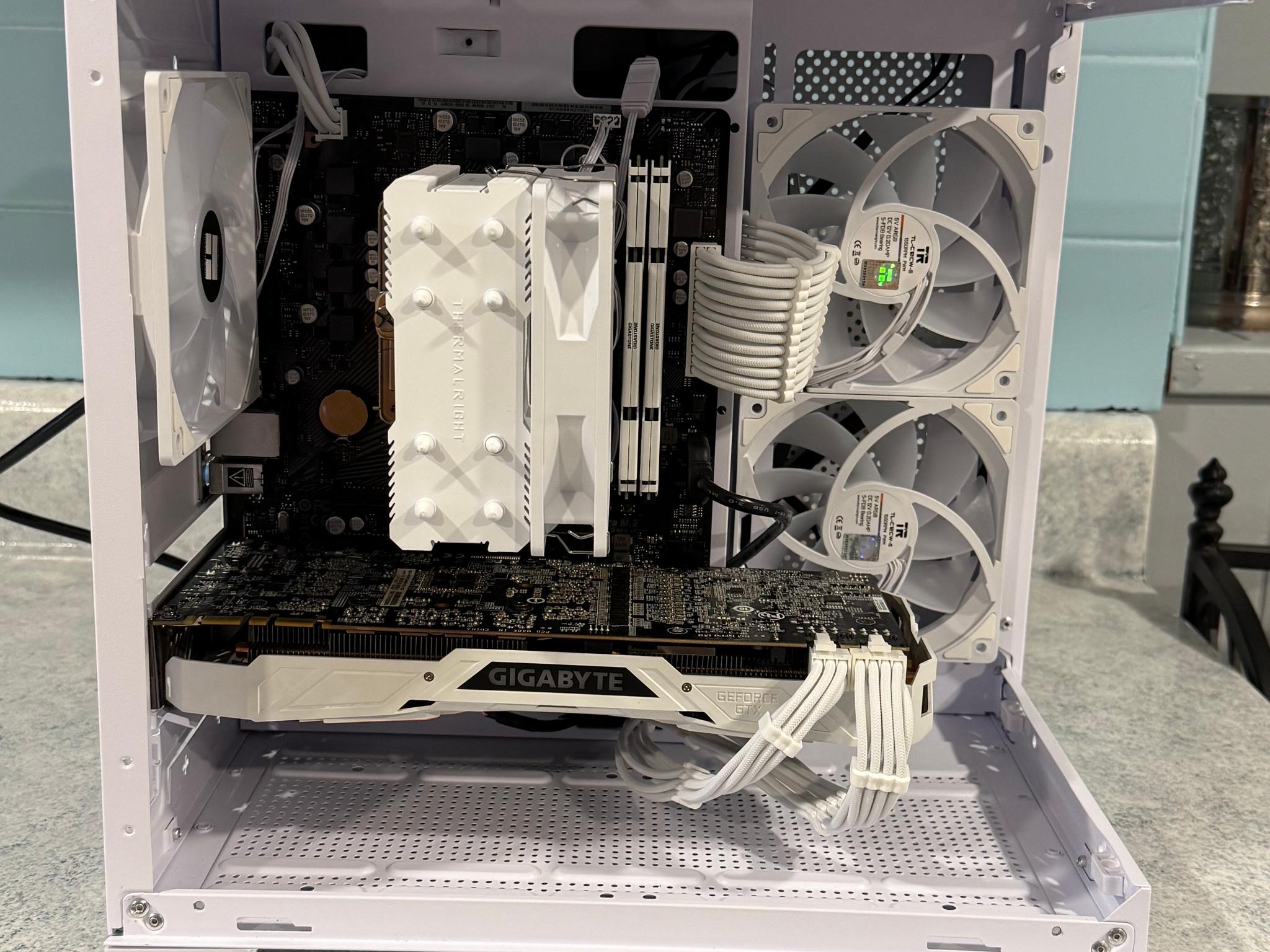 All-White Gaming PC – Ryzen 7 3700X / GTX 1080 Ti / 32GB RAM / 512GB – Windows 11 Downloaded