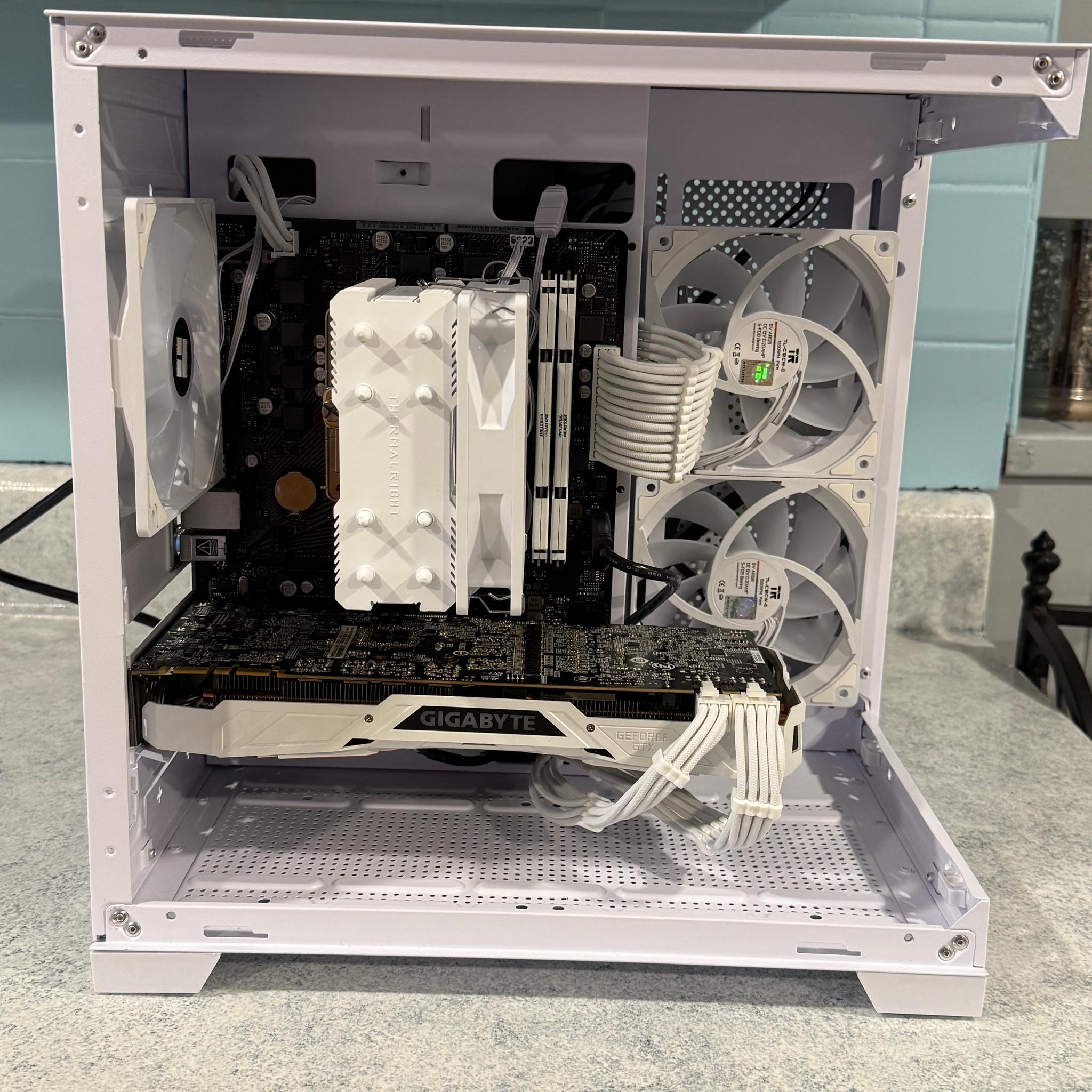 All-White Gaming PC – Ryzen 7 3700X / GTX 1080 Ti / 32GB RAM / 512GB – Windows 11 Downloaded