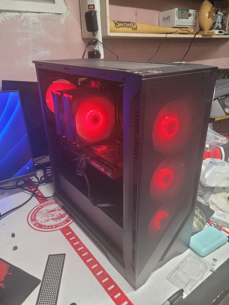 Custon BUild Gaming PC. AMD Ryzen 5 7600x, 32gb of ddr5, and 1tb nvme, rx 6800