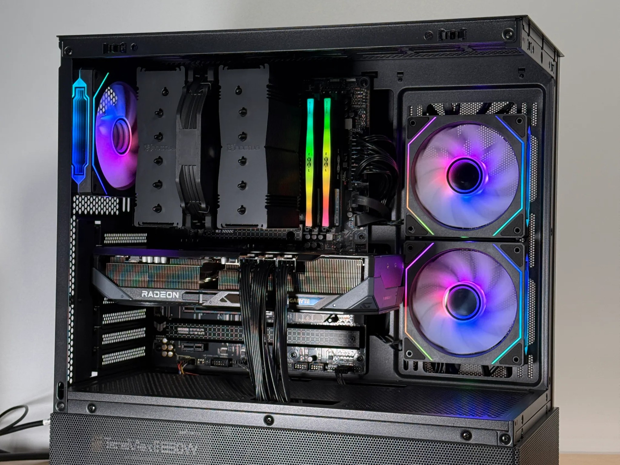 RX 9070XT and Ryzen 9 9900x Gaming PC