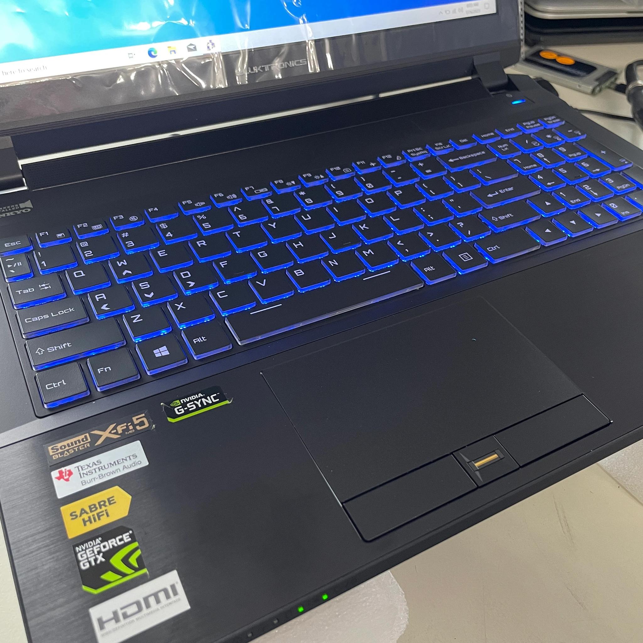 Clevo 15.6" P650HS-G + i7-7700HQ + GTX 1070 + FHD 120Hz Gsync