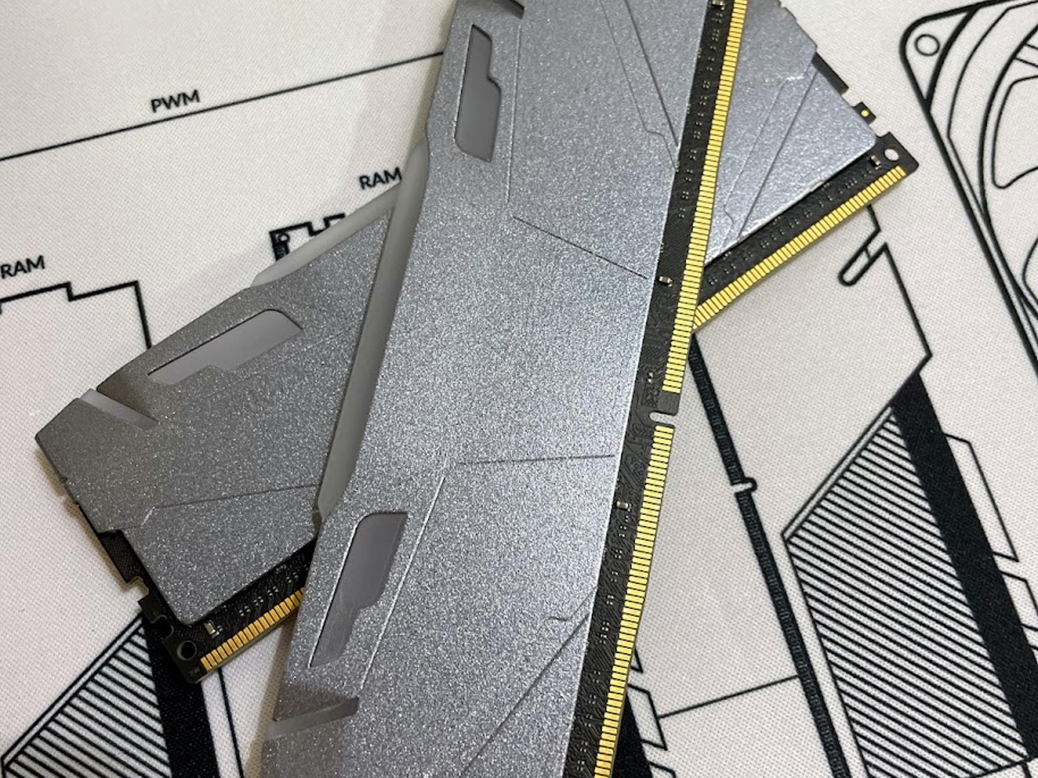 OLOy Blade RGB 64GB (2x32GB) DDR4-4000mhz CL18 swapped w/ Custom Spray-Painted Pinnacle Heatsinks