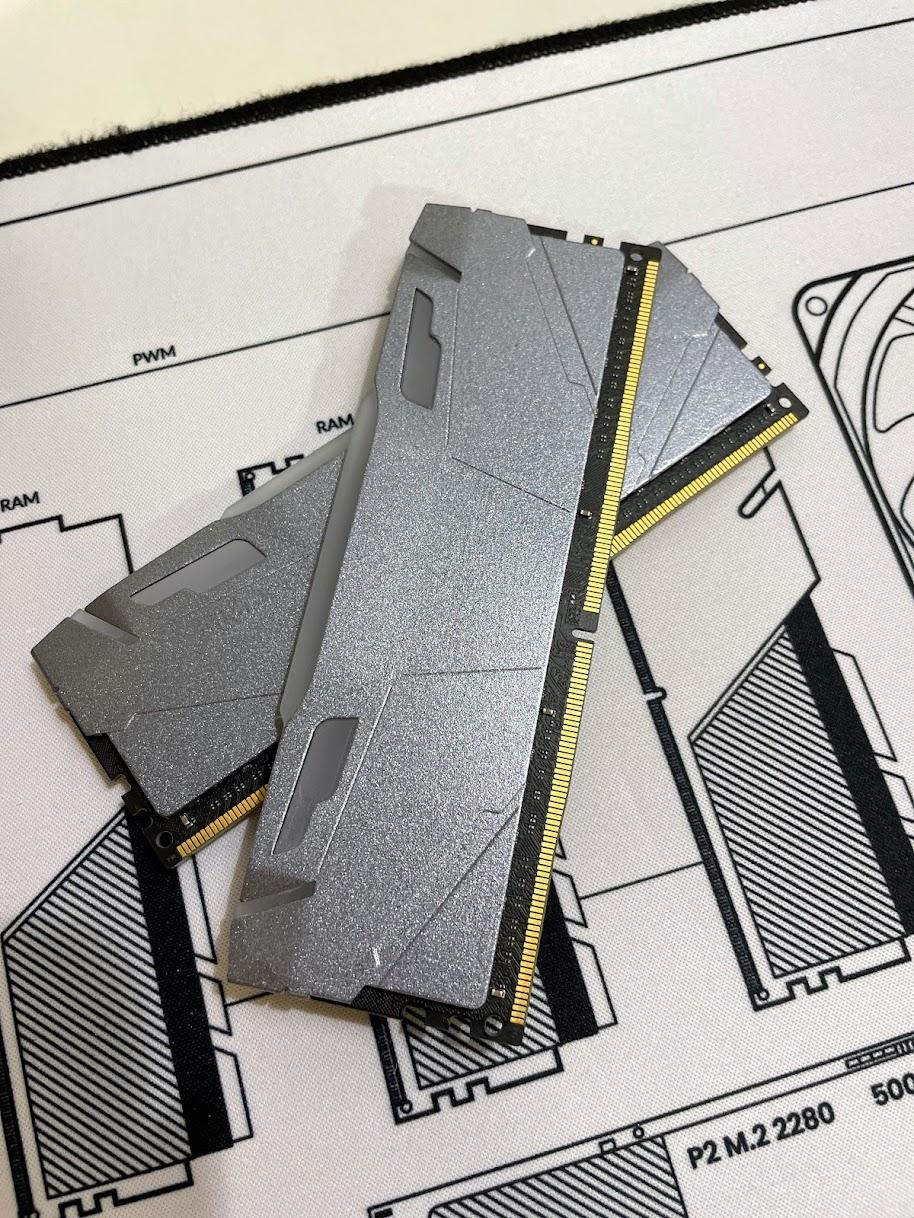 OLOy Blade RGB 64GB (2x32GB) DDR4-4000mhz CL18 swapped w/ Custom Spray-Painted Pinnacle Heatsinks