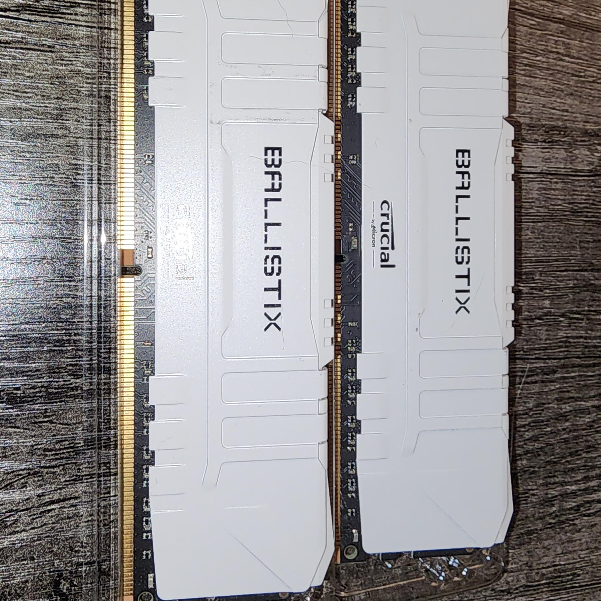 Crucial Ballistix 16 GB (2 x 8 GB) DDR4-3200 - White