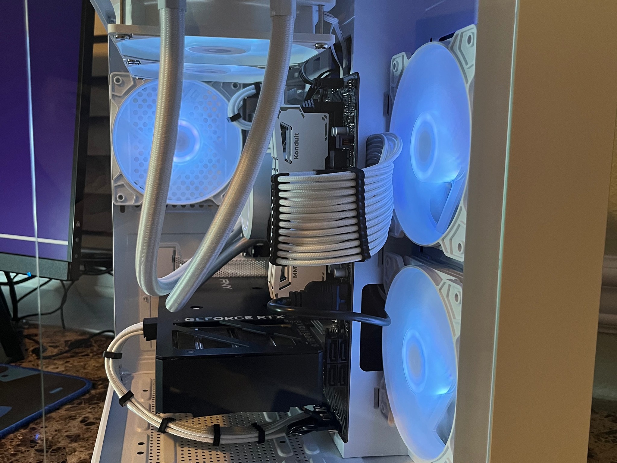 *Winter Themed* High End RTX 4070 & Ryzen 7 Gaming PC