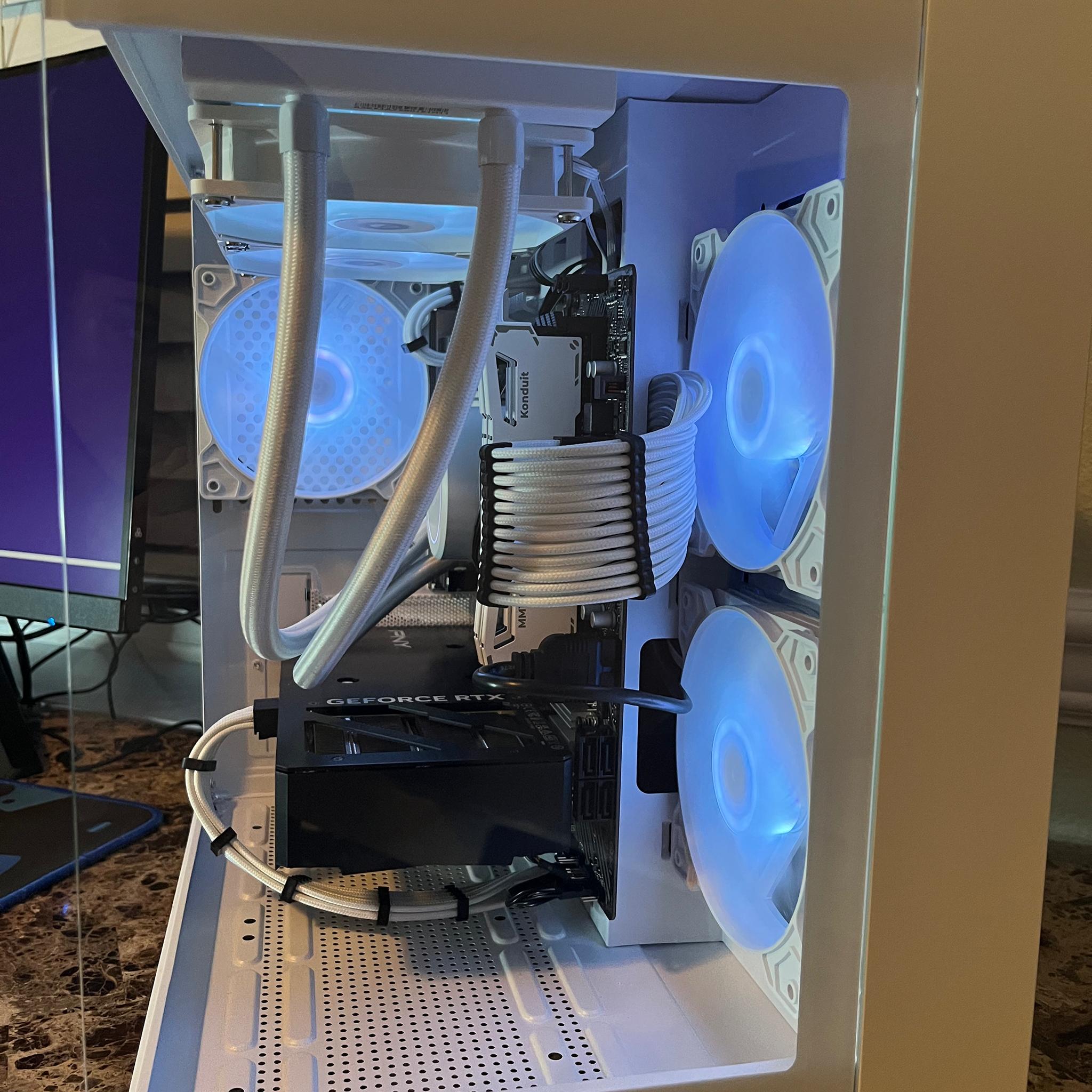 *Winter Themed* High End RTX 4070 & Ryzen 7 Gaming PC