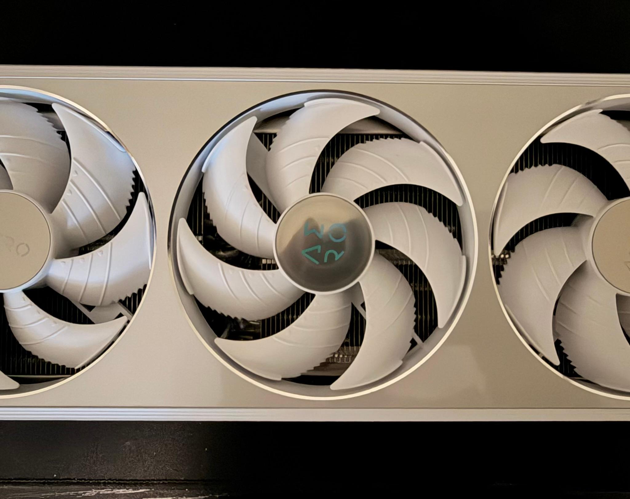 GIGABYTE GeForce RTX 5070 AERO OC 12G