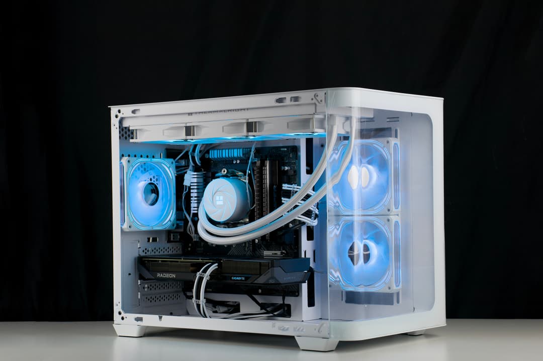❄️🧊💎 Whiteout 1440P Gaming PC | RX 9060 XT 16GB, Ryzen 7 5800X, 32GB RAM, 1TB | ❄️🧊💎