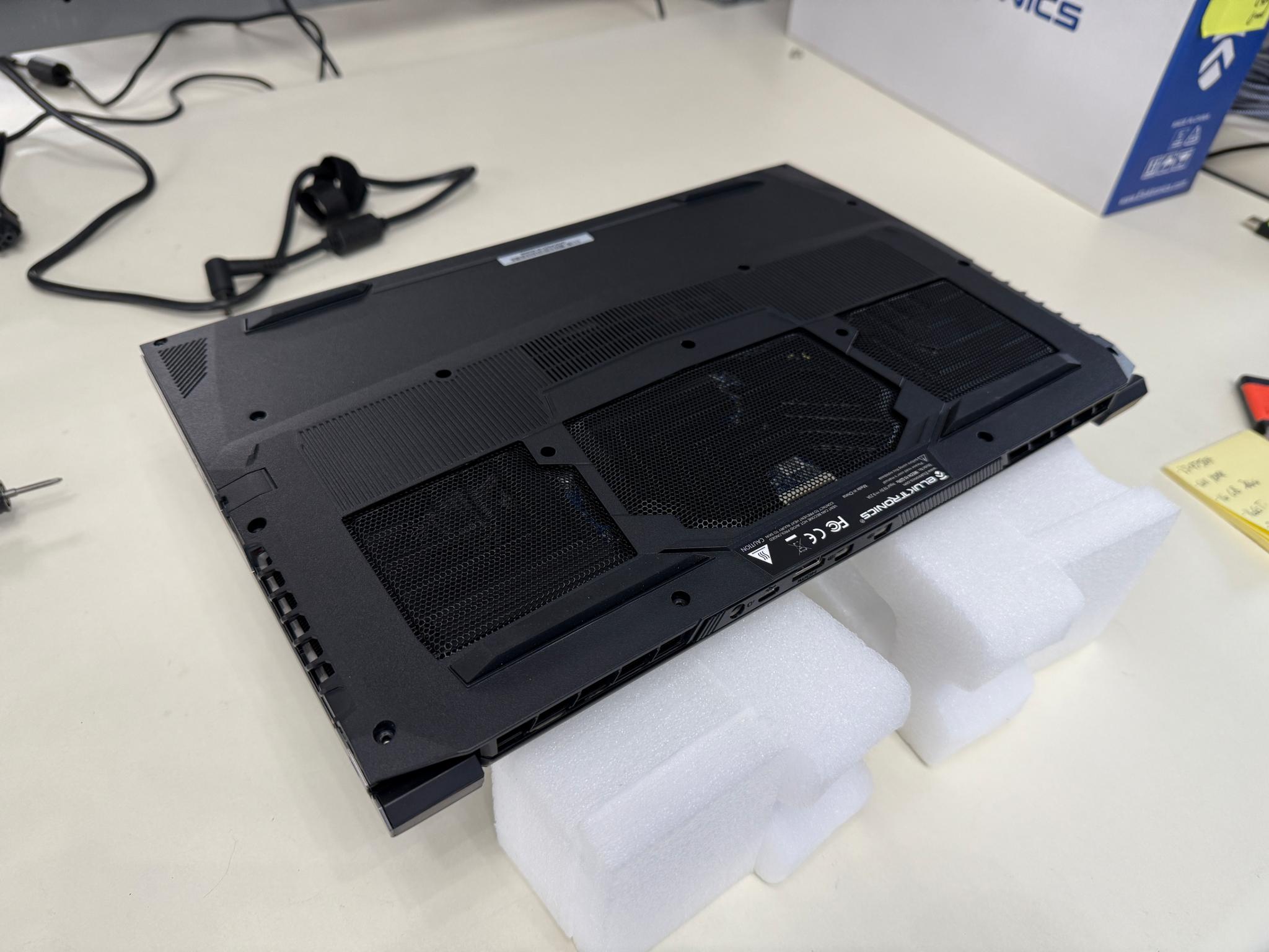 Eluktronics Mech-15 G2, Intel i7-8750H, RTX 2070 Max-Q, 8 GB Ram, 512 SSD