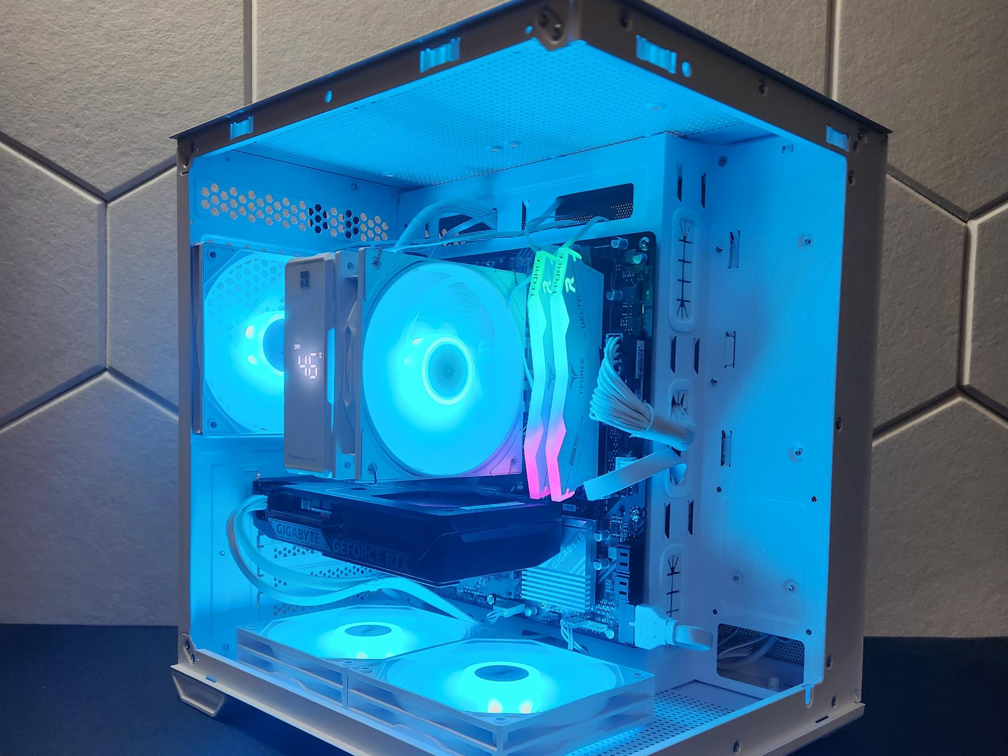 "Frosty" RTX 5060| Ryzen 5 7600X | 16GB DDR5 | 1TB SSD | WIFI+BT