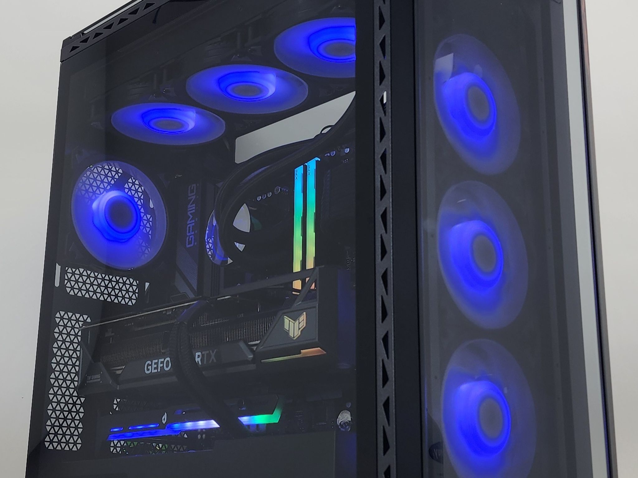Gaming PC Ryzen 7 7800X3D 32GB RAM 2TB SSD RTX 4080 16GB Windows