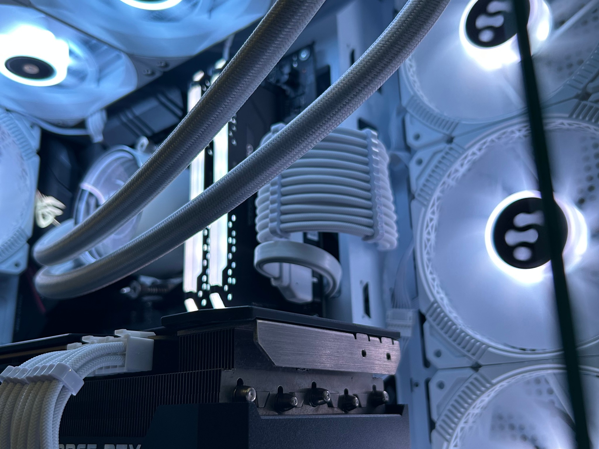 1440p Ultra Desktop – Clean White RGB Build, Ready to Play