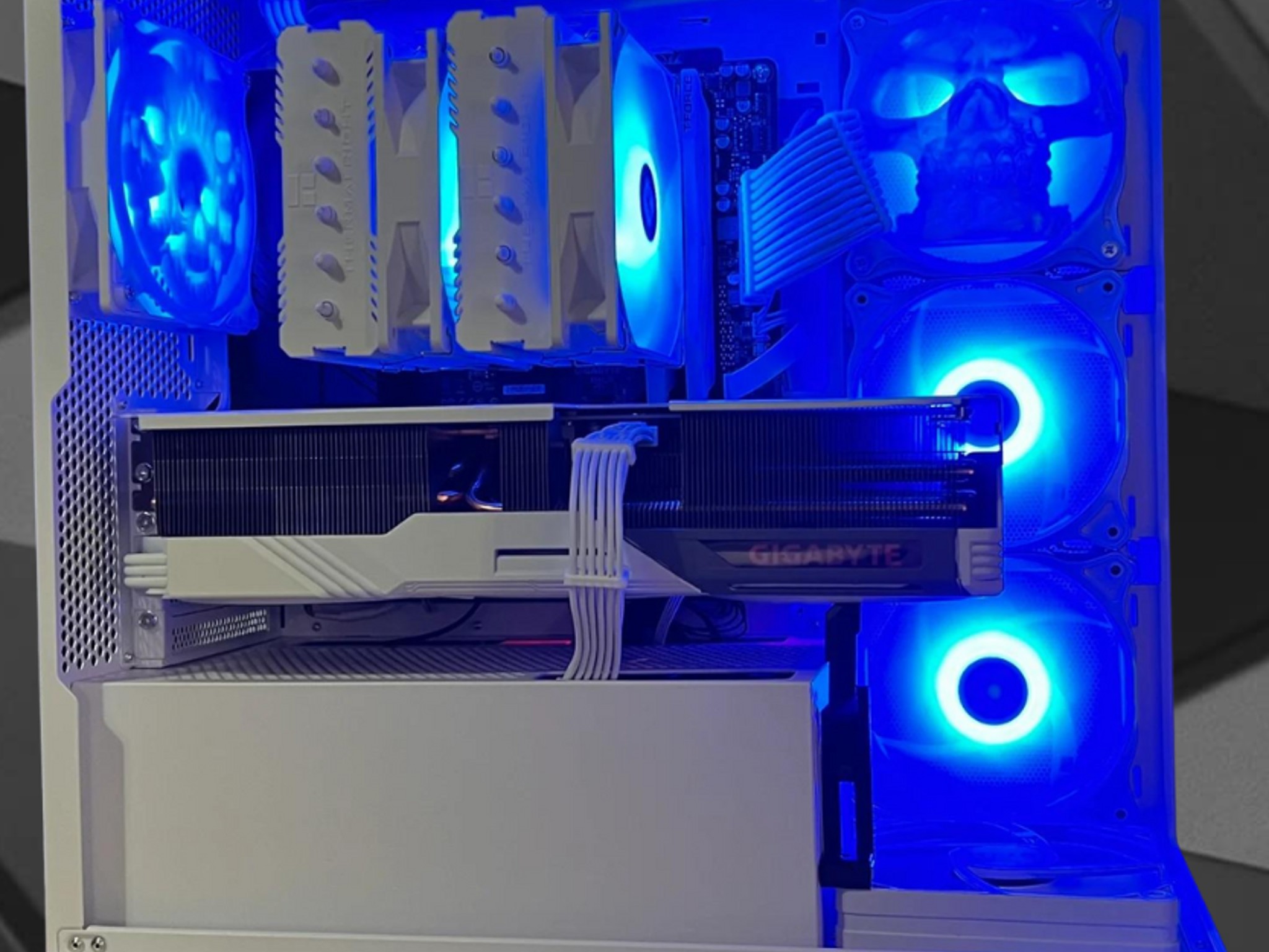 white and black 7800x3d 4080super 32g ddr5 6000mhz please read description