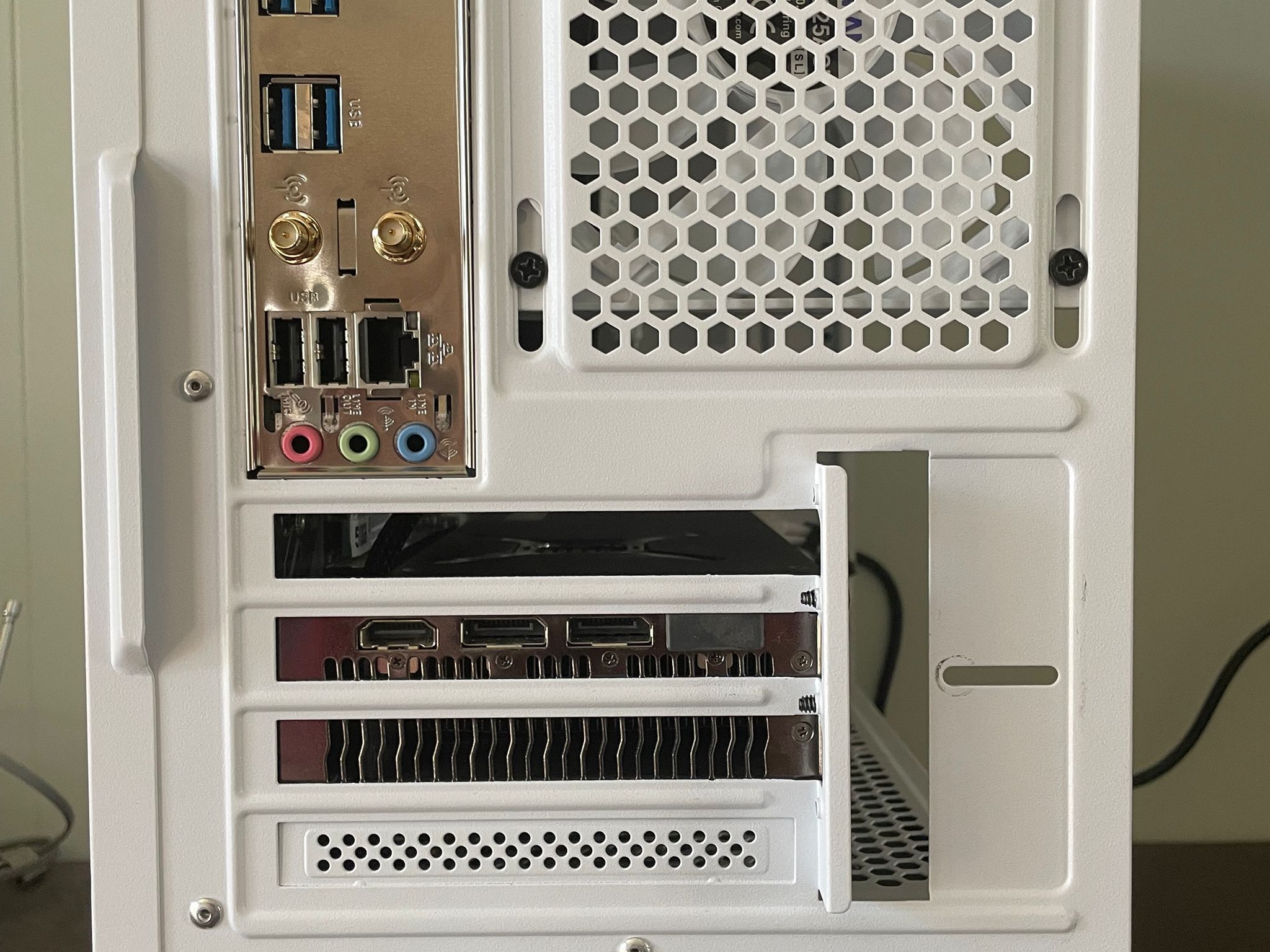 White Ryzen 7 Vega 64 gaming pc