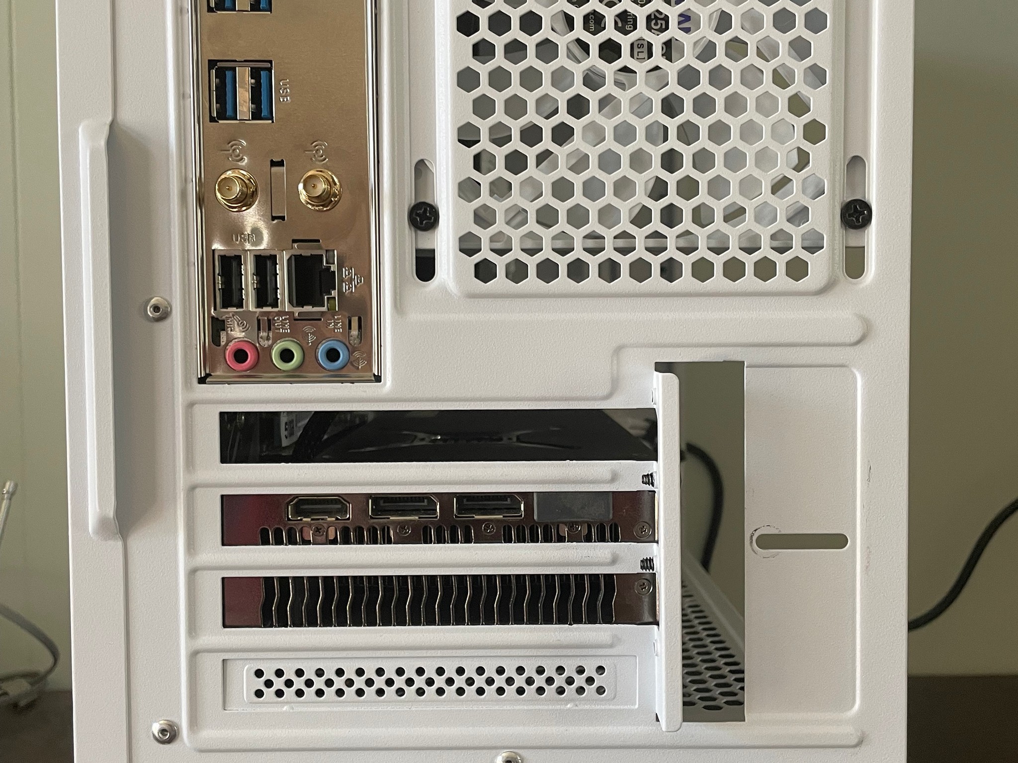 White Ryzen 7 Vega 64 gaming pc