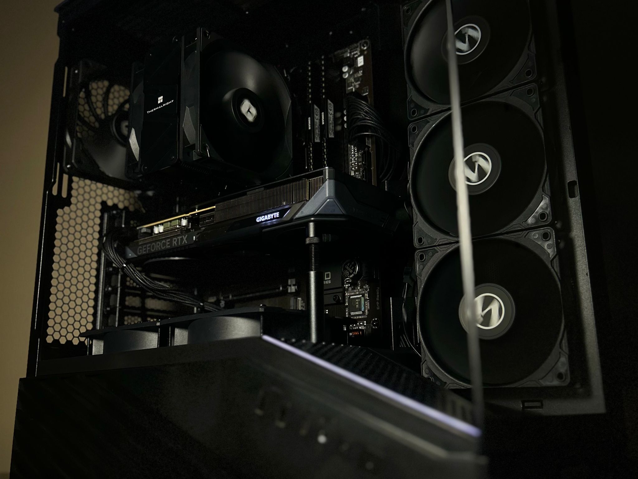BLACKOUT🦇🖤 GAMING PC | RTX 5060 OC | RYZEN 5 5600X | 32GB DDR4 3200MT/s | 1TB SSD NVMe | WIFI & BT