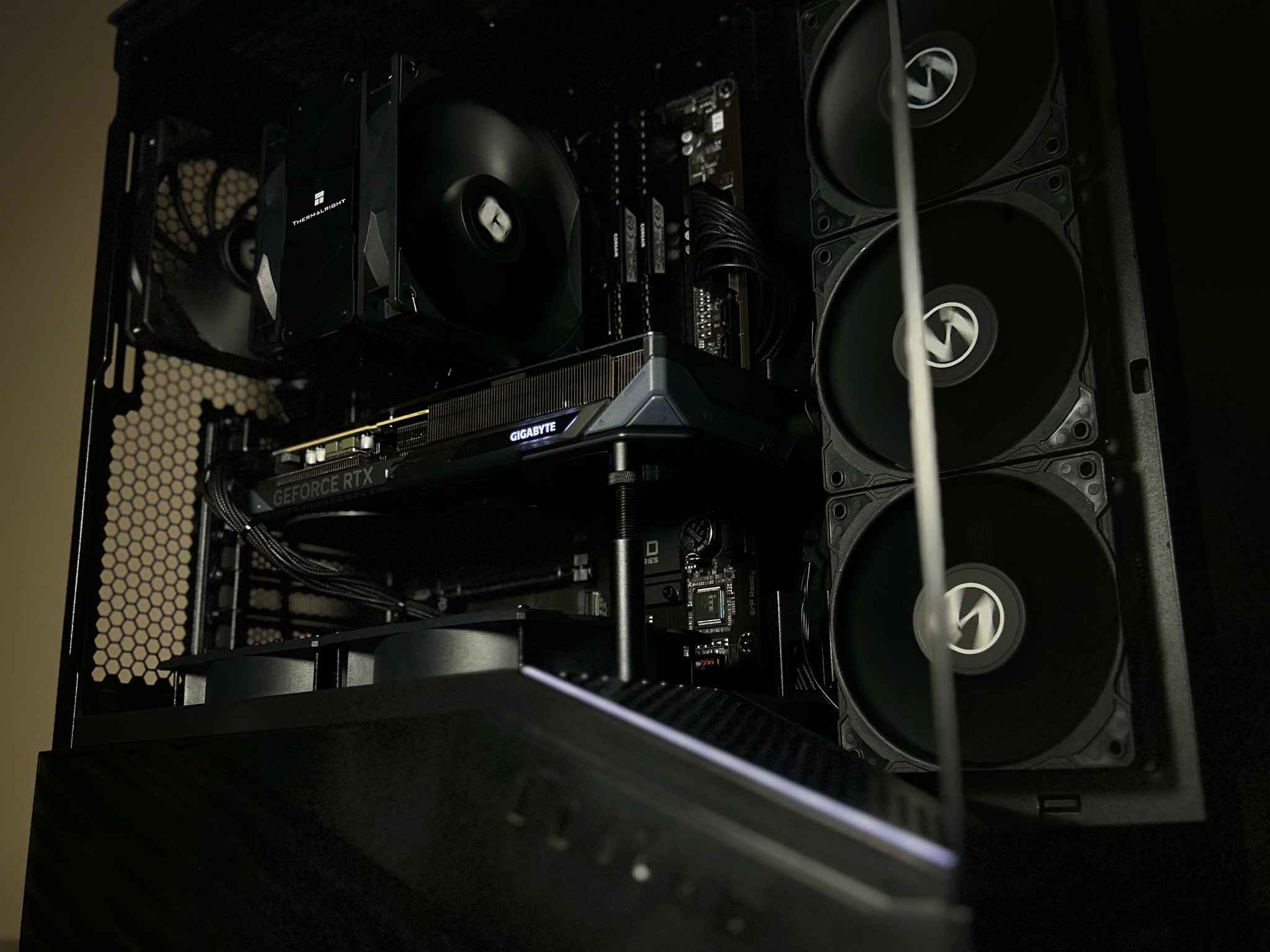 BLACKOUT🦇🖤 GAMING PC | RTX 5060 OC | RYZEN 5 5600X | 32GB DDR4 3200MT/s | 1TB SSD NVMe