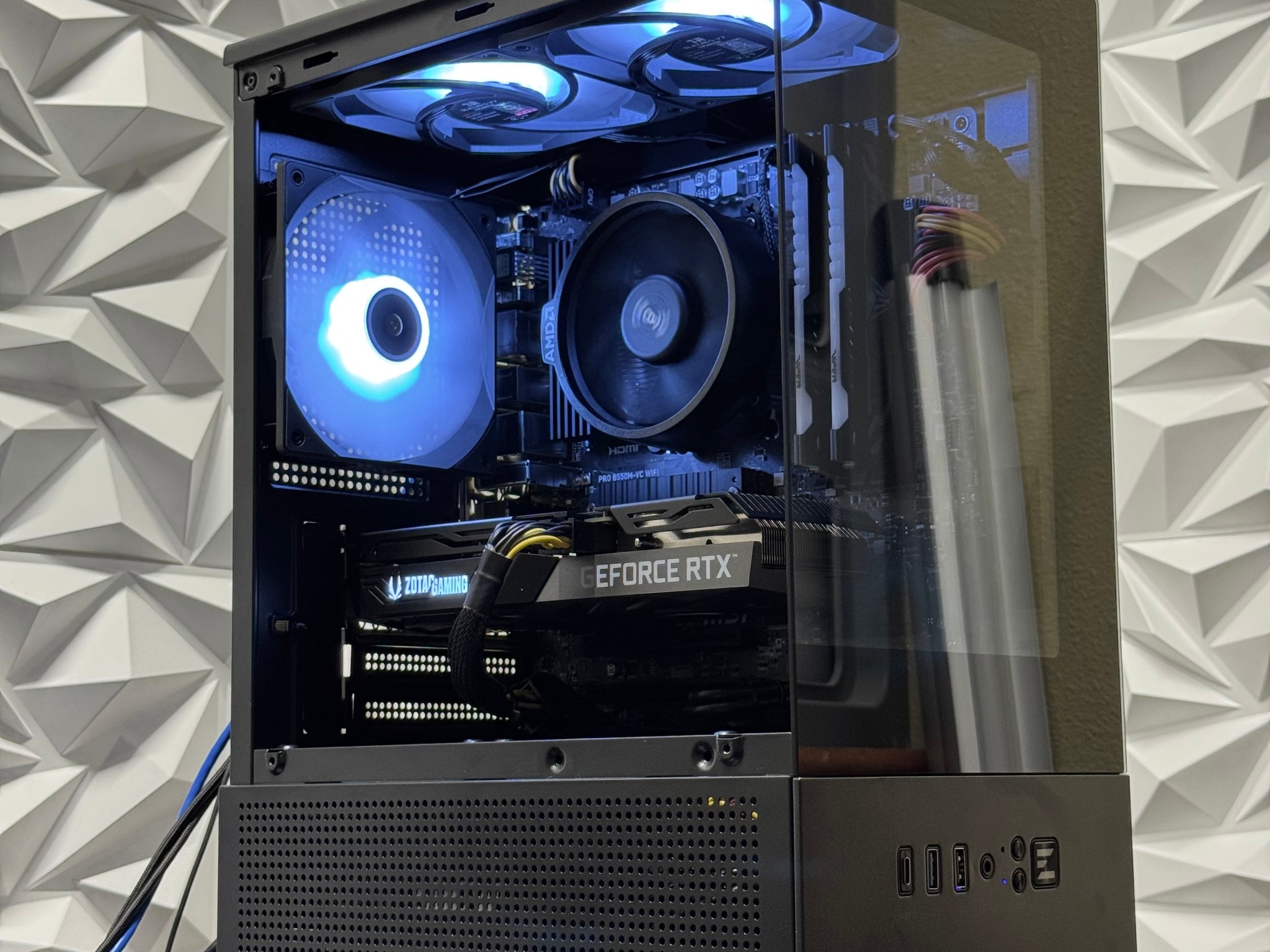 Rtx 3060 ti / Ryzen 5 5500 / 16GB DDR4 Ram / 500GB Nvme / 600w psu / windows 11 / RGB