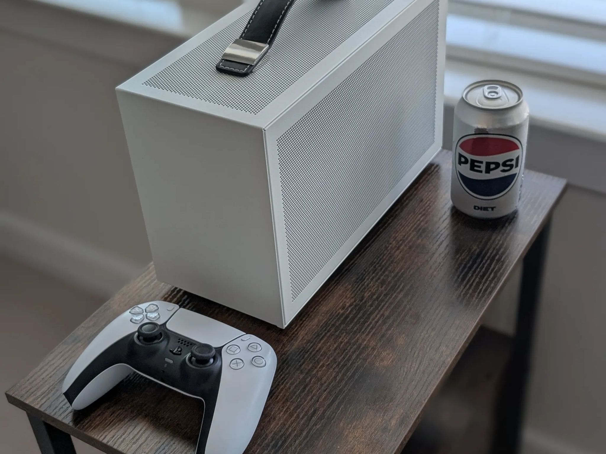 5070 + 9600X - Tiny White Mini ITX PC (8.1L) - Full size GPU