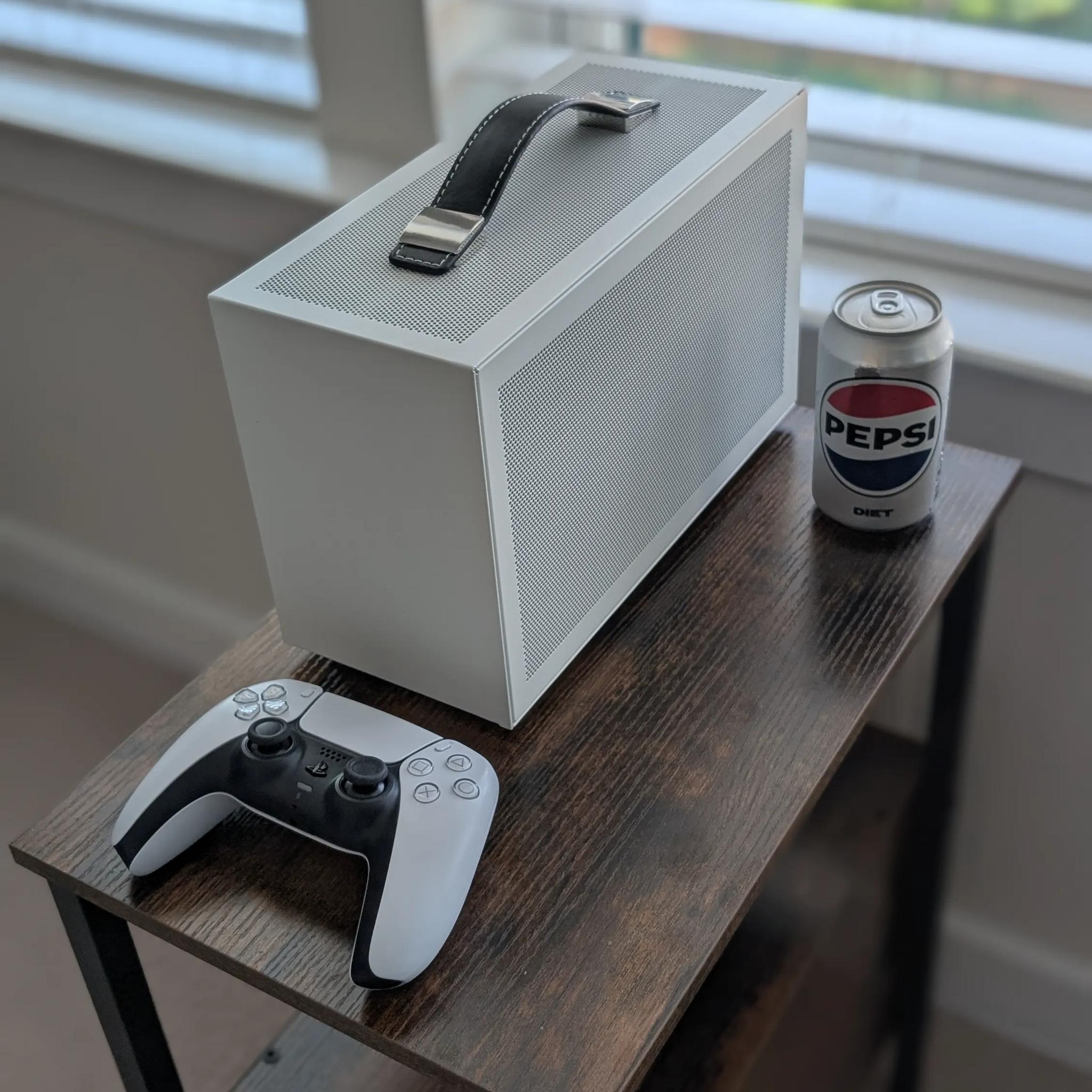 5070 + 9600X - Tiny White Mini ITX PC (8.1L) - Full size GPU