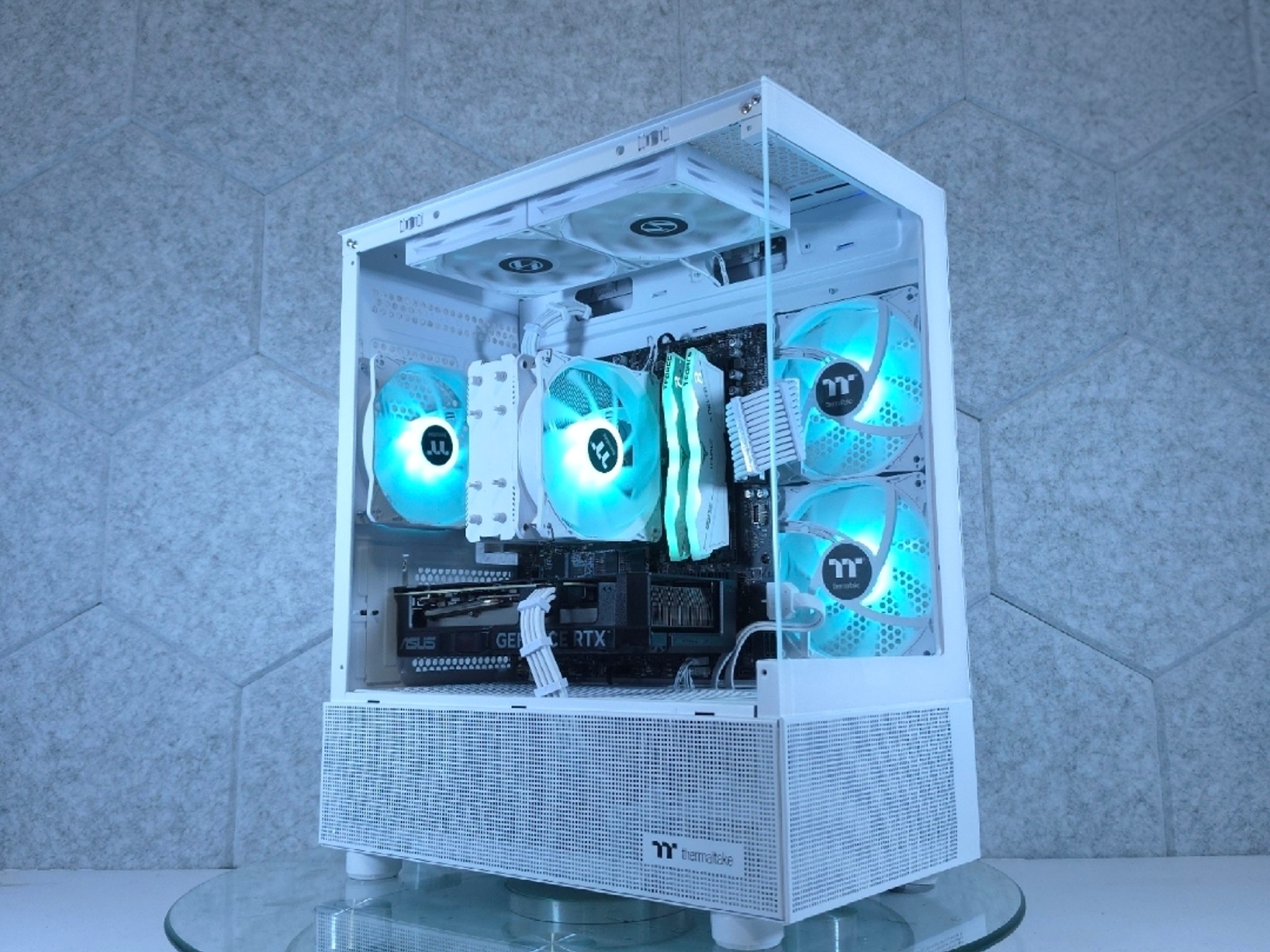 ASUS RTX 4070 💚 Ryzen 5 9600X
