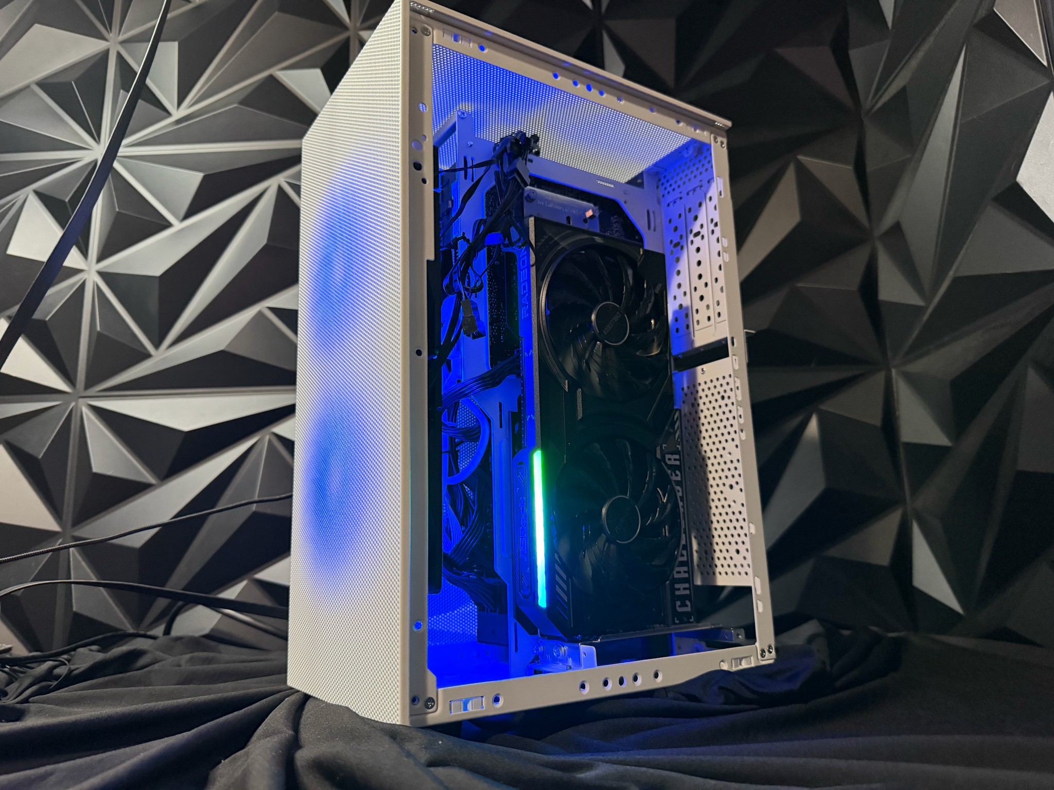 🥛❄️ THE MILK MINI ❄️🥛Ryzen 5 7500X3D| RX 9060XT 16 GB| 32 GB DDR5| 1 TB NVMe| 650W PSU