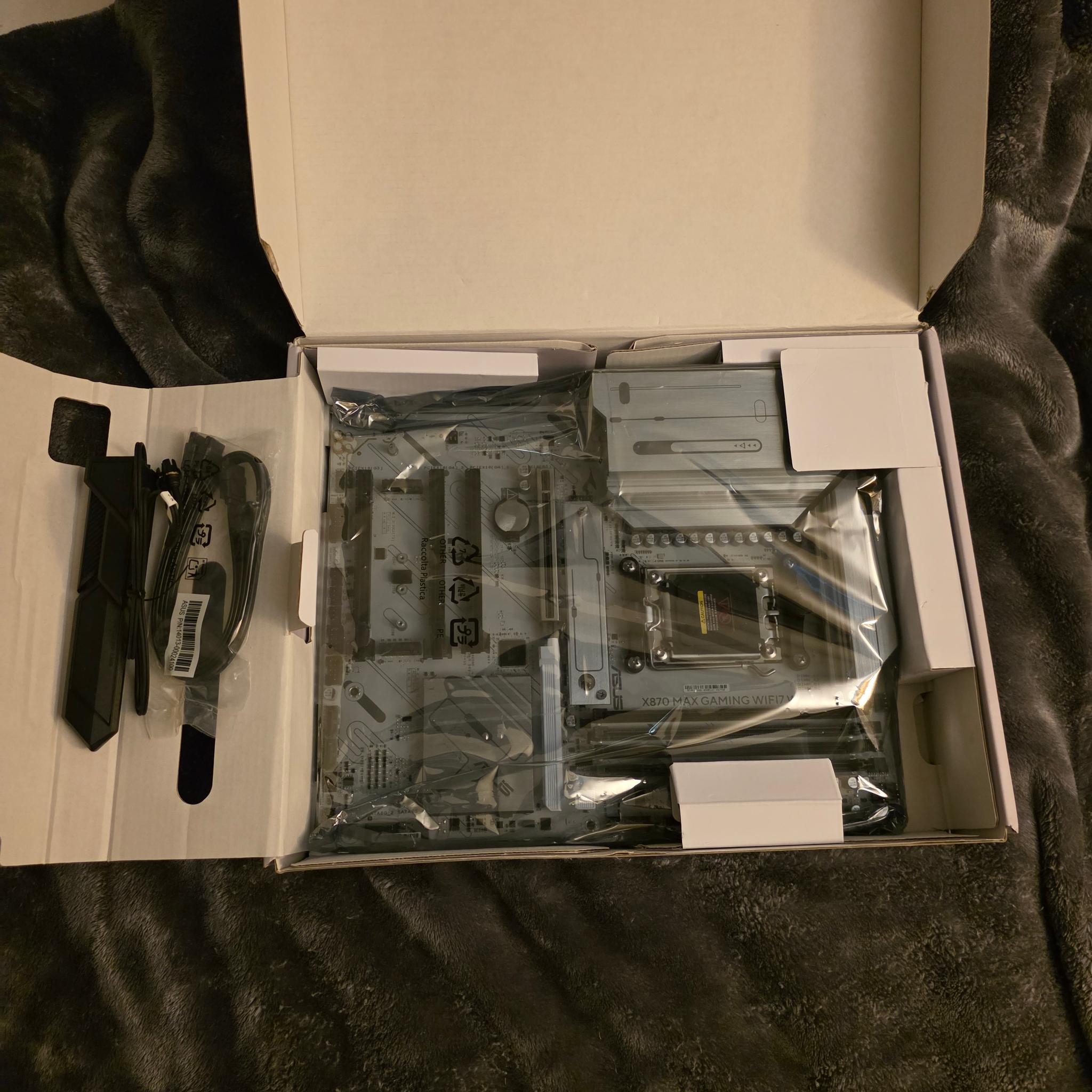 ASUS X870 MAX GAMING WIFI7 AMD AM5 DDR5 WIFI 7 ATX PCIE 5.0