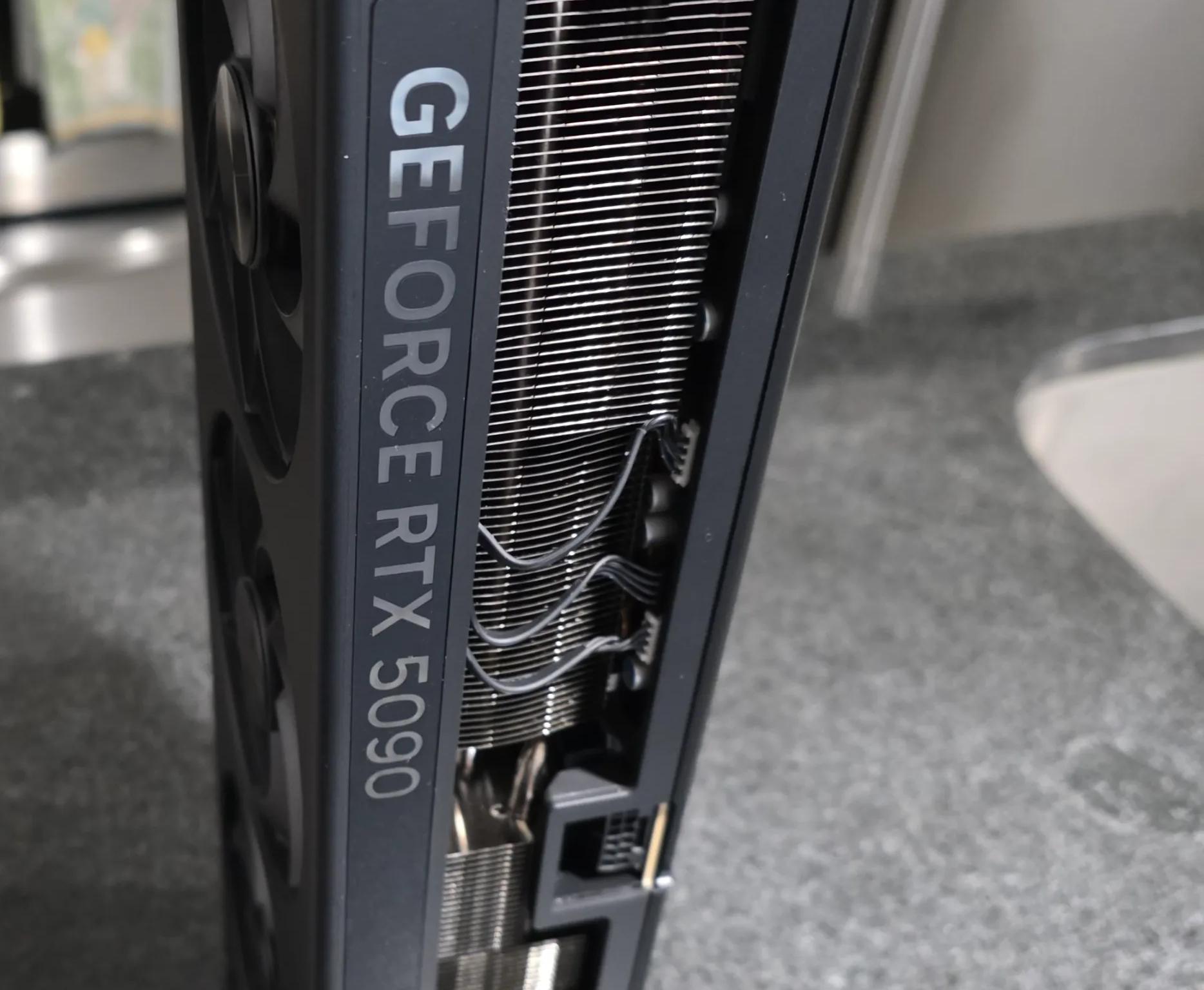 HP RTX 5090