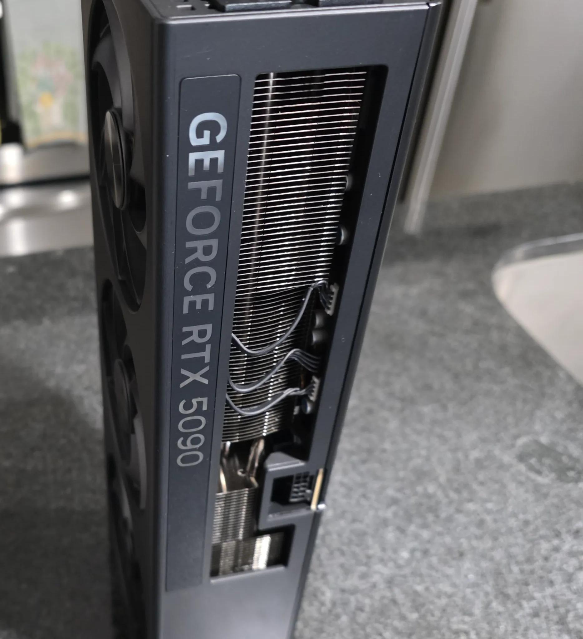 HP RTX 5090