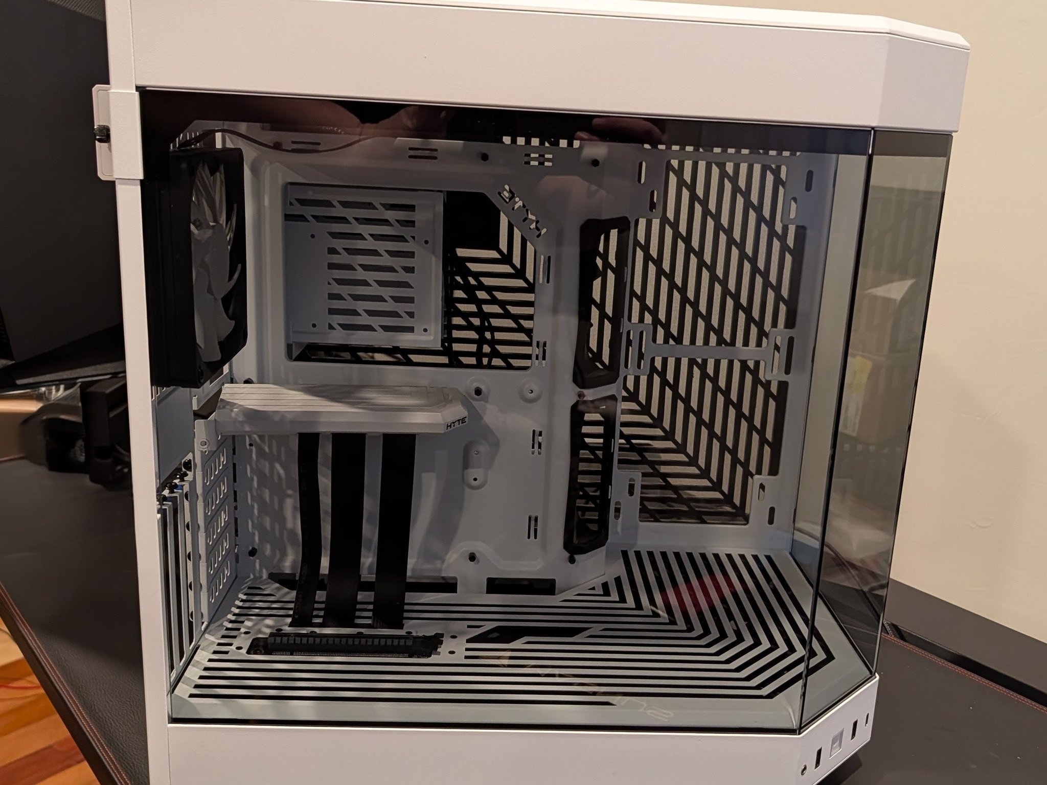 Hyte Y60 Snow White w/ Hyte case fans