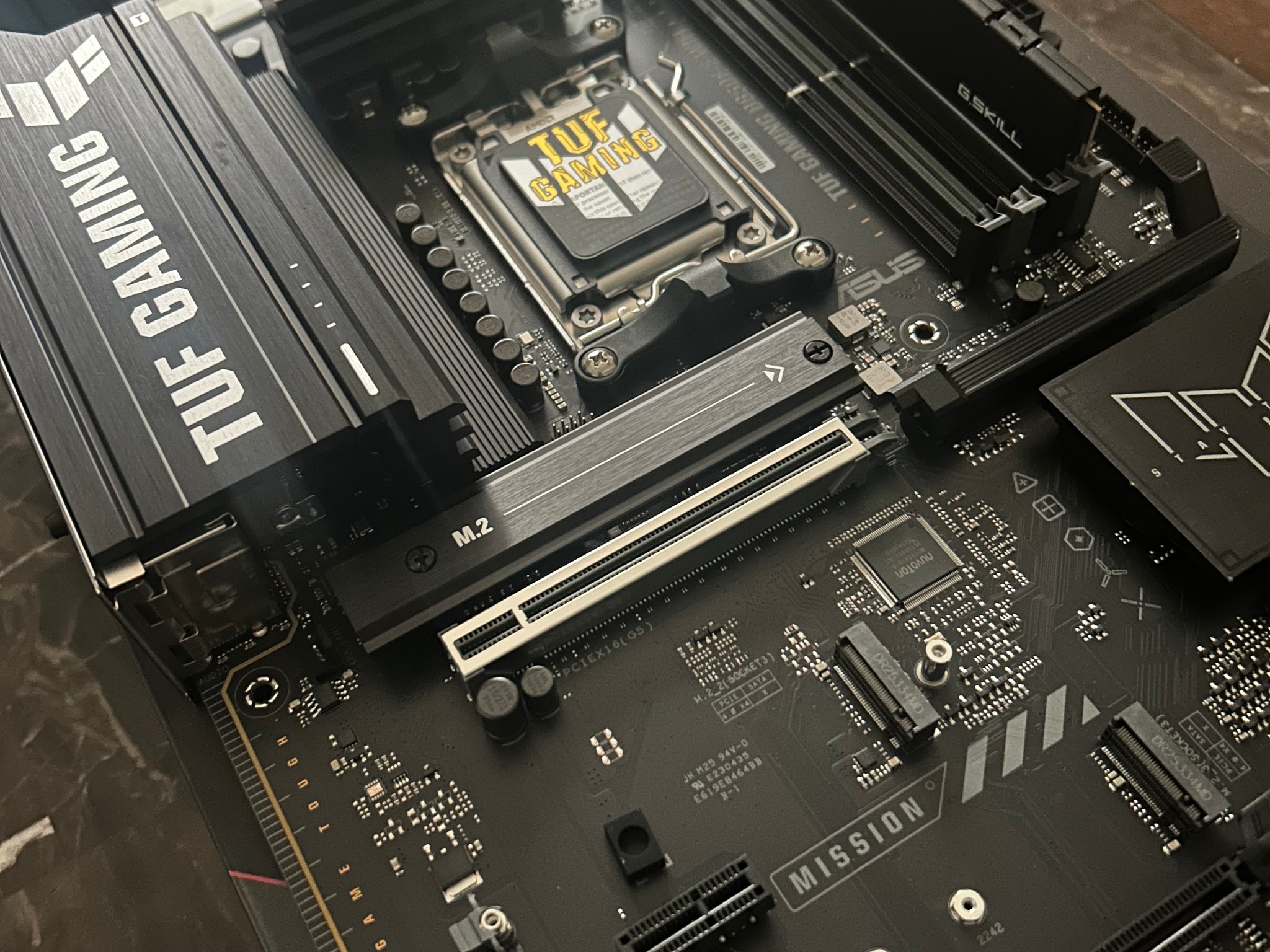 ASUS B650E TUF GAMING + 1 X 16GB GSkill Flare