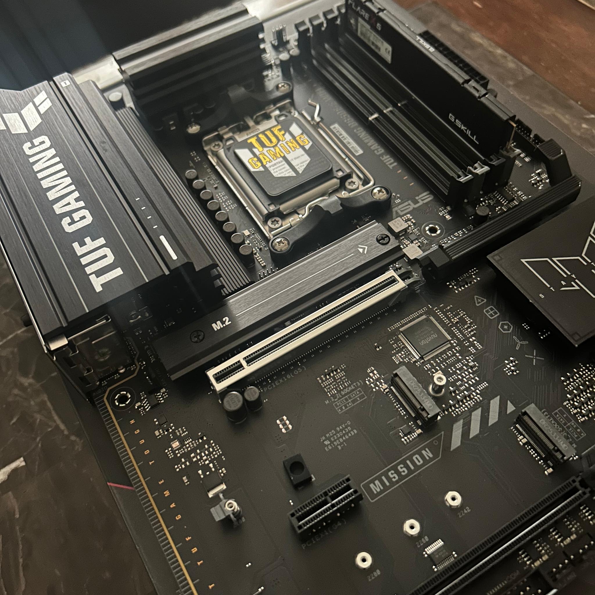 ASUS B650E TUF GAMING + 1 X 16GB GSkill Flare