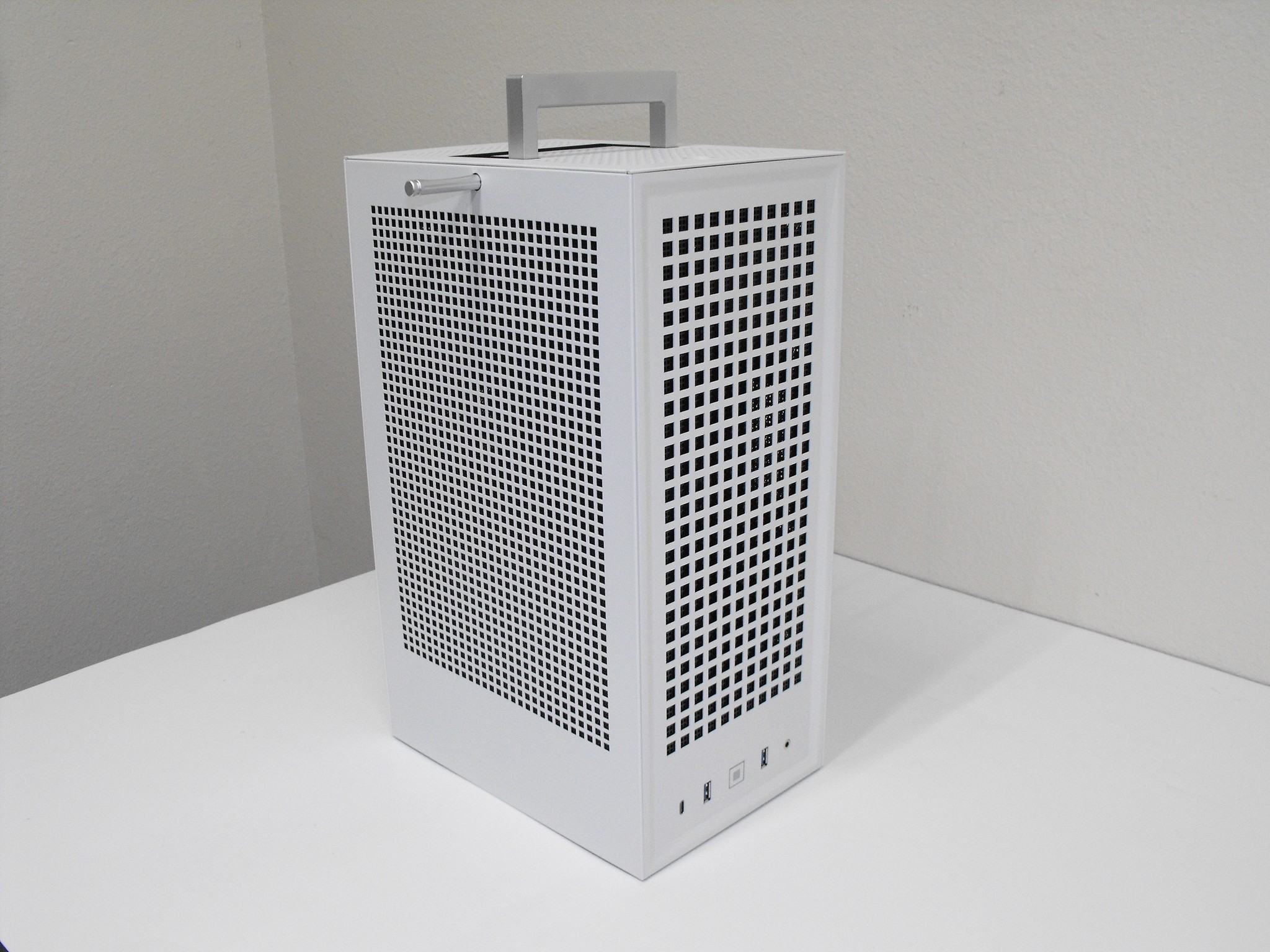 ITX PC on Sale! Ryzen 5 5600X, RTX 3070, 32GB DDR4-3200, 2TB SSD NVMe