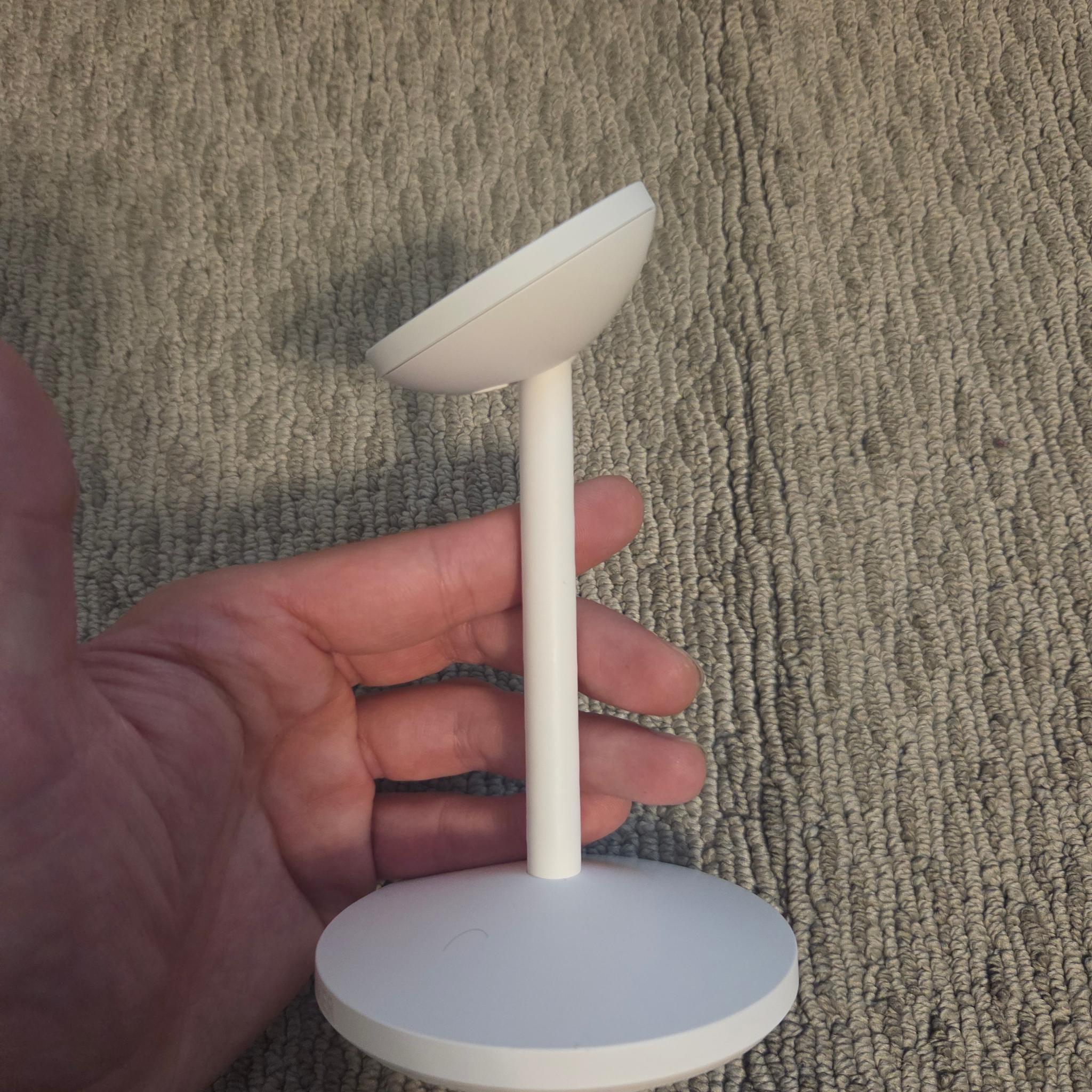 Anker mag go in white (excellent condition)