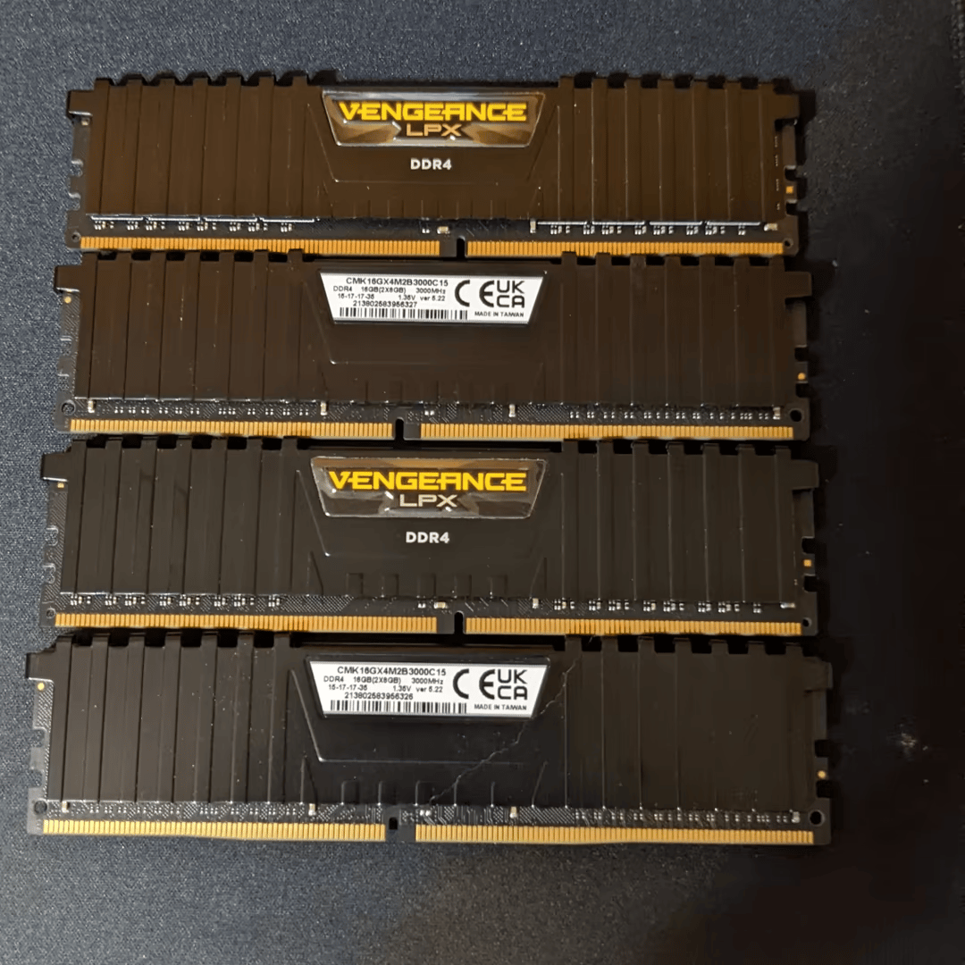 32GB (4 x 8 GB) Corsair LPX Vengeance DDR4