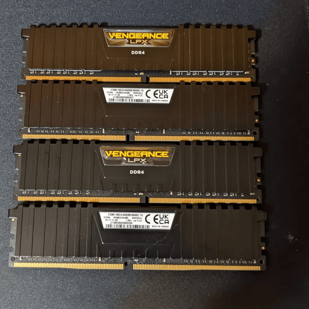 32GB (4 x 8 GB) Corsair LPX Vengeance DDR4