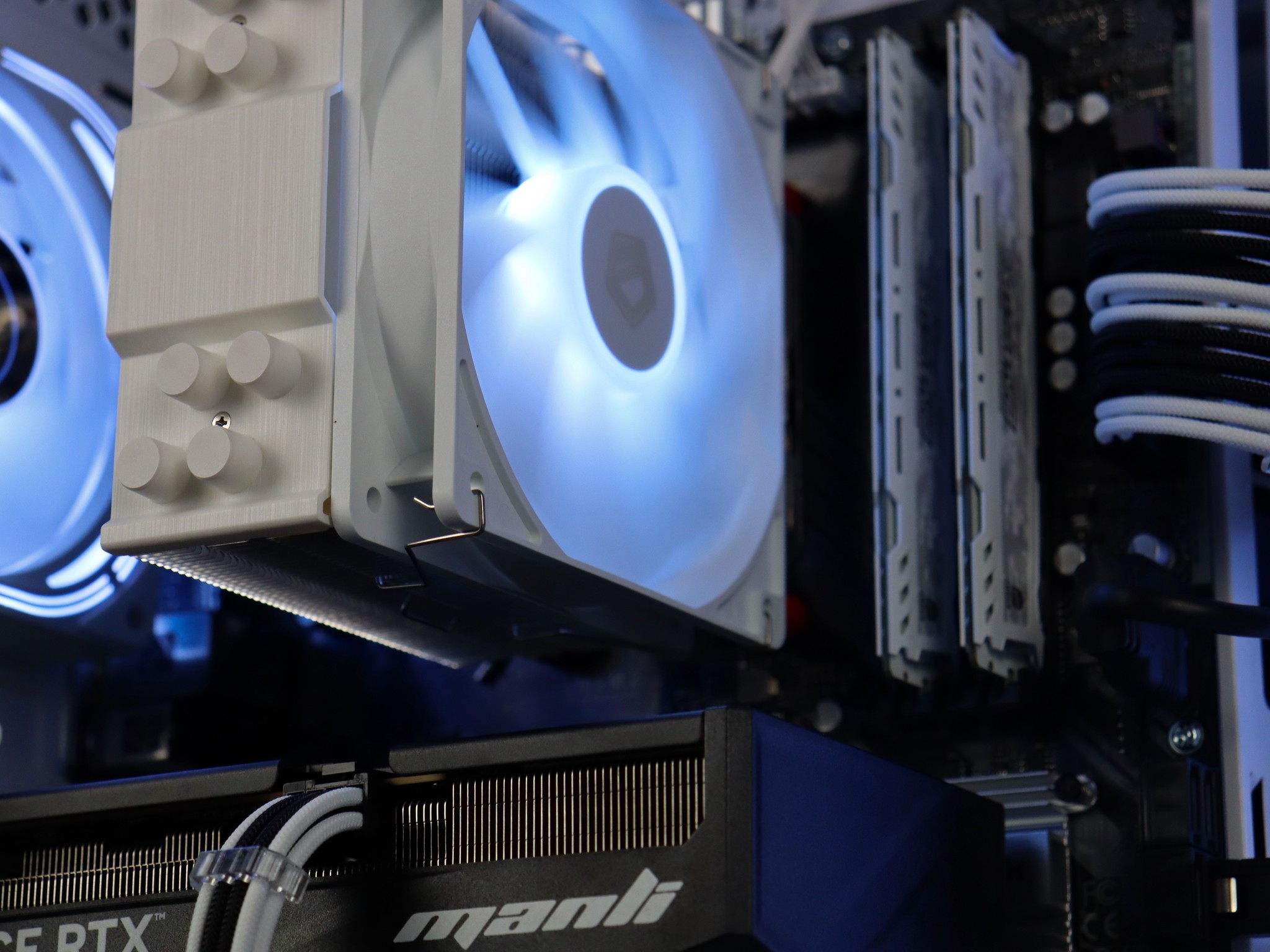 🧊❄️🧊 White Gaming PC – RTX 5060, Ryzen 5 5600, 16GB RAM, 1TB SSD - WiFi 🧊❄️🧊