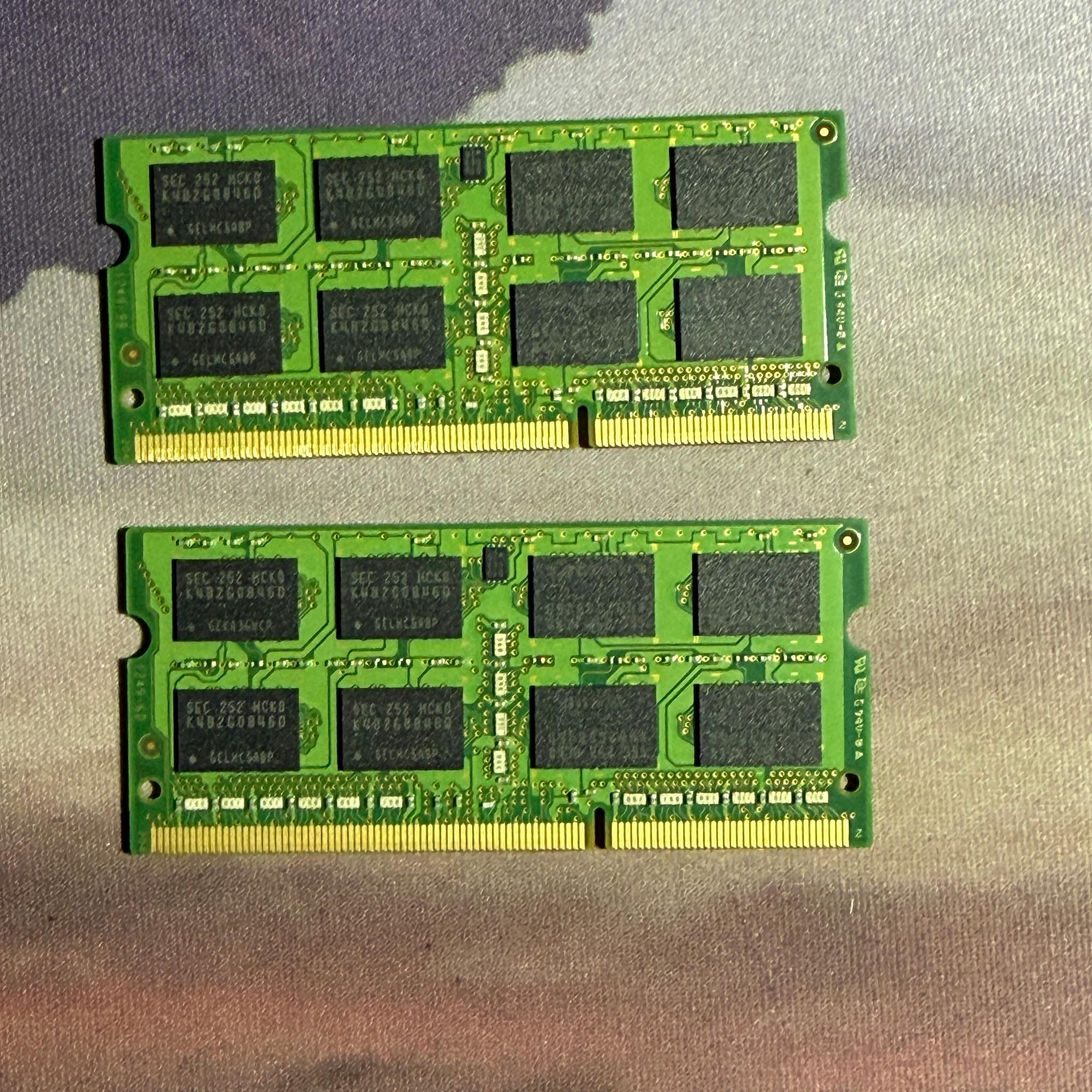 Samsung 8GB (2x4GB) DDR3-1600MHz PC3-12800 SODIMM Laptop RAM Kit - Model M471B5273DH0-CK0