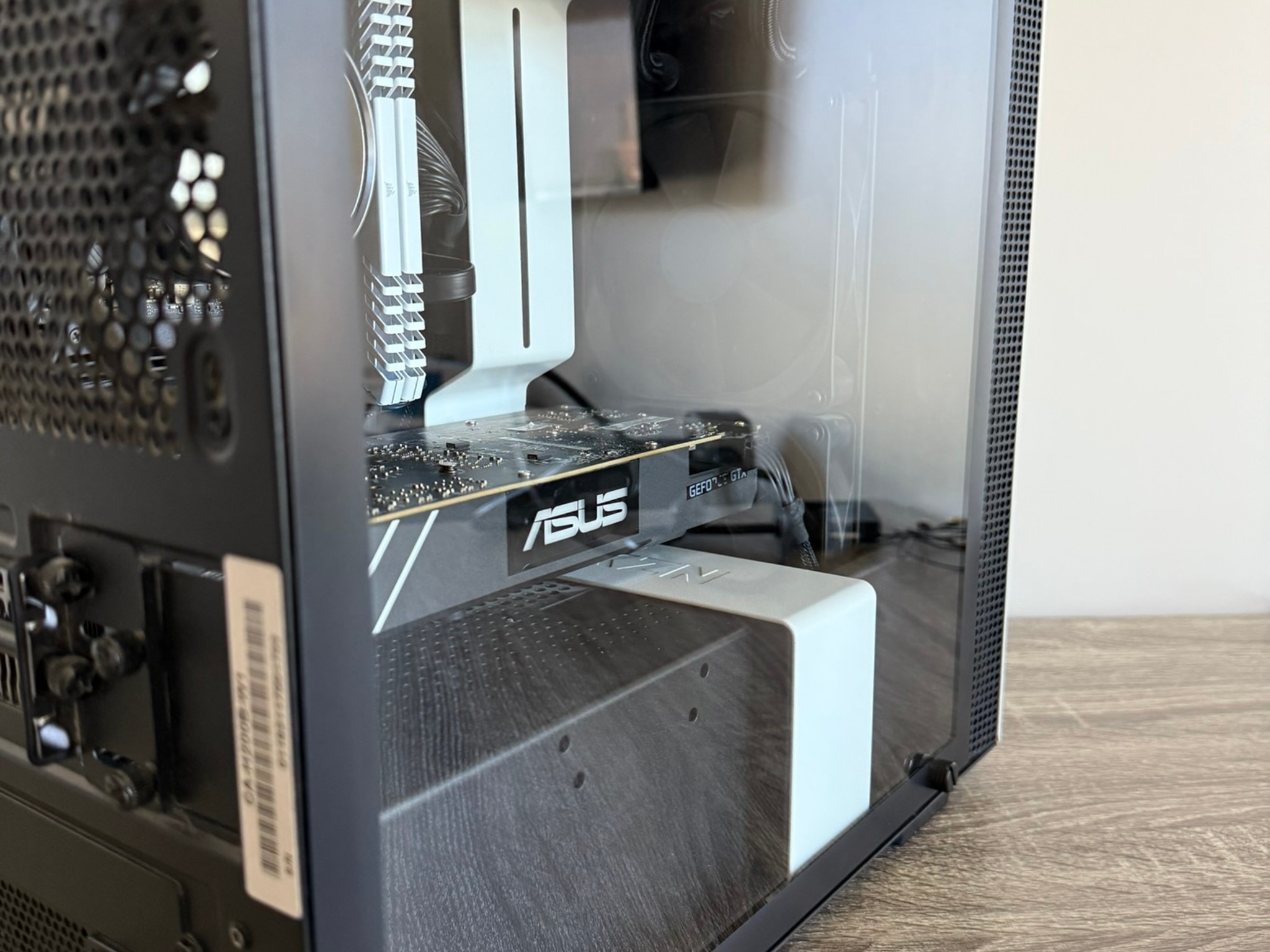 Sleek White Mini Gaming PC: i5-9600K, GTX 1070 Ti, 32GB RAM - Perfect for Esports & Minimalist Setup