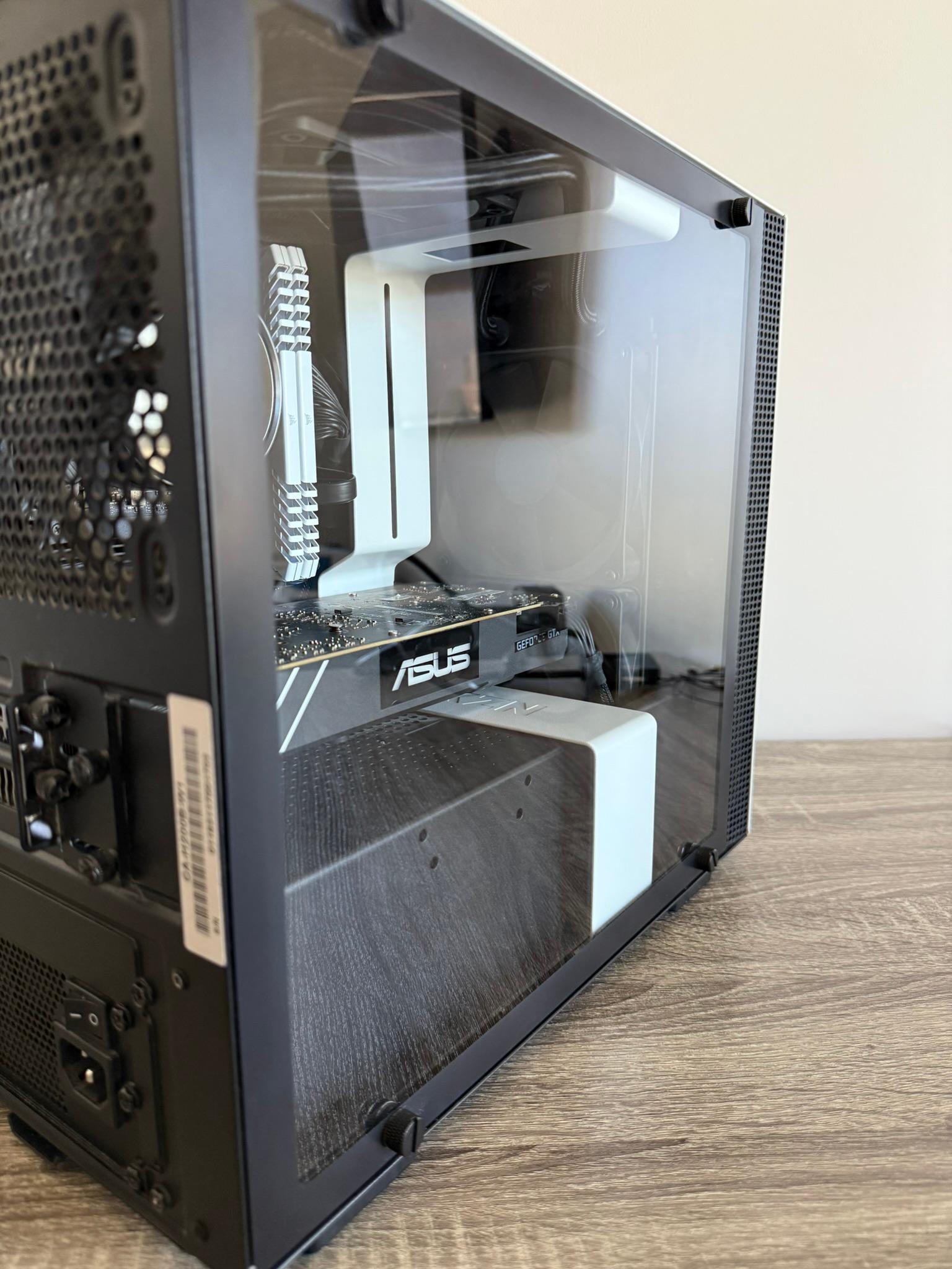 Sleek White Mini Gaming PC: i5-9600K, GTX 1070 Ti, 32GB RAM - Perfect for Esports & Minimalist Setup