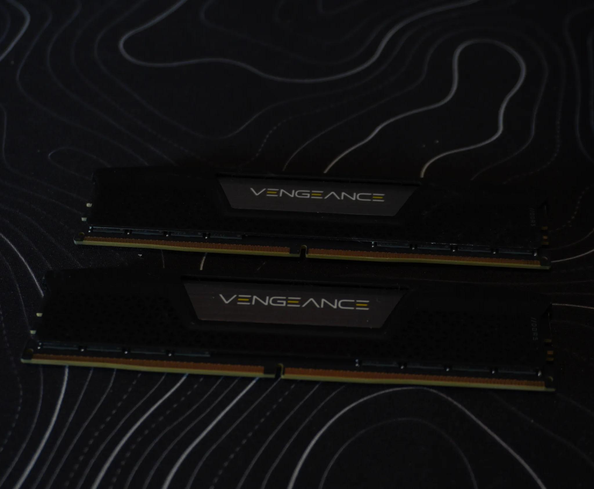 CORSAIR VENGEANCE DDR5 RAM 64GB (2x32GB) 5200MHz CL40-40-40-77