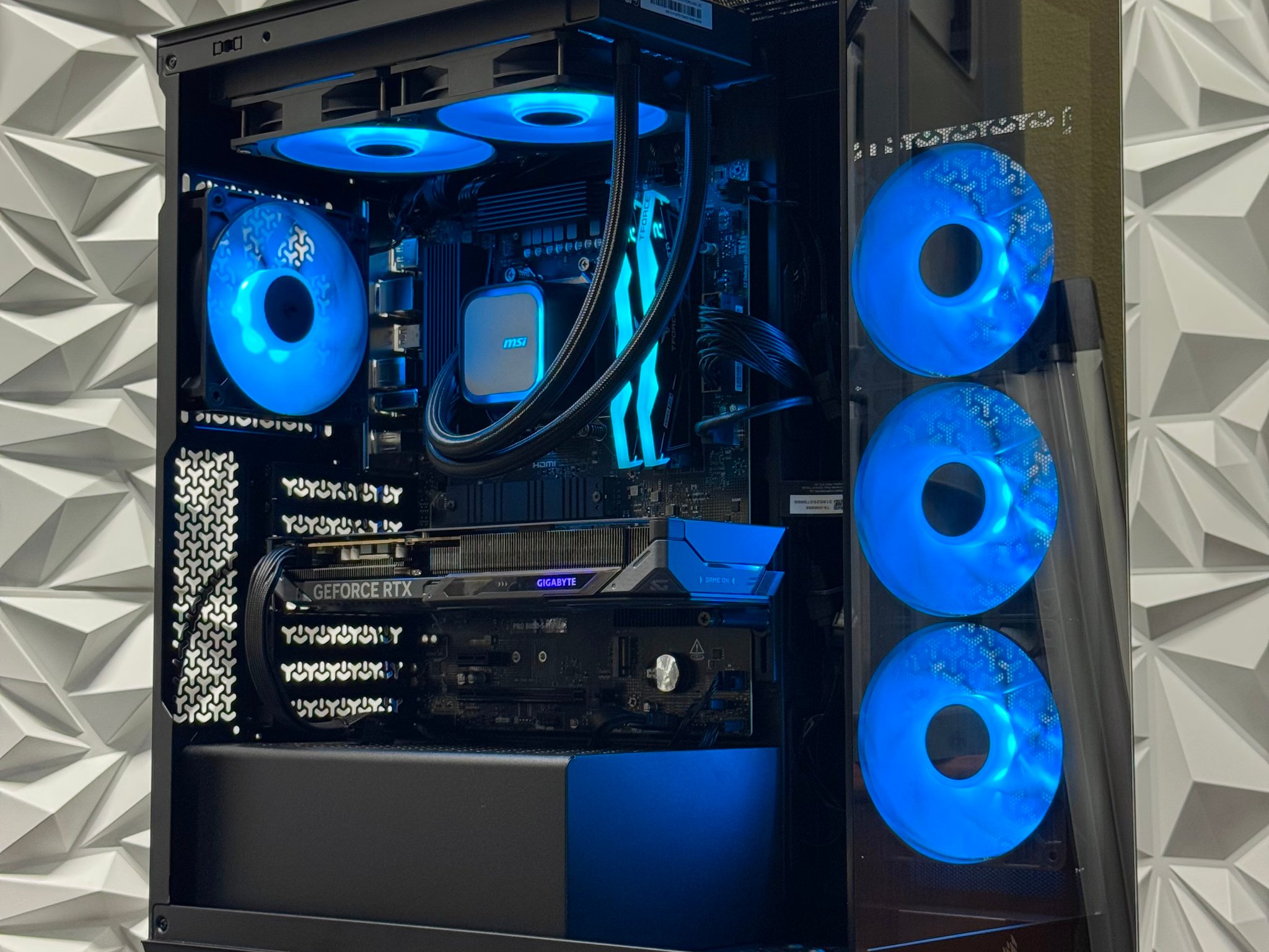 RTX 5060 / Ryzen 5 7600x / 16GB 6000MHz / 1tb Crucial NVME / B850 / Windows 11 pro