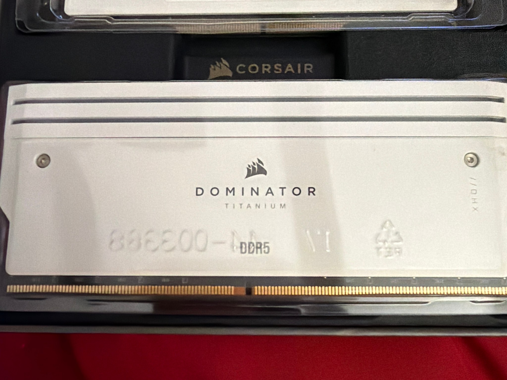 🔥 CORSAIR DOMINATOR TITANIUM DDR5 64GB Kit – 6000MT/s CL30 – WHITE 🔥