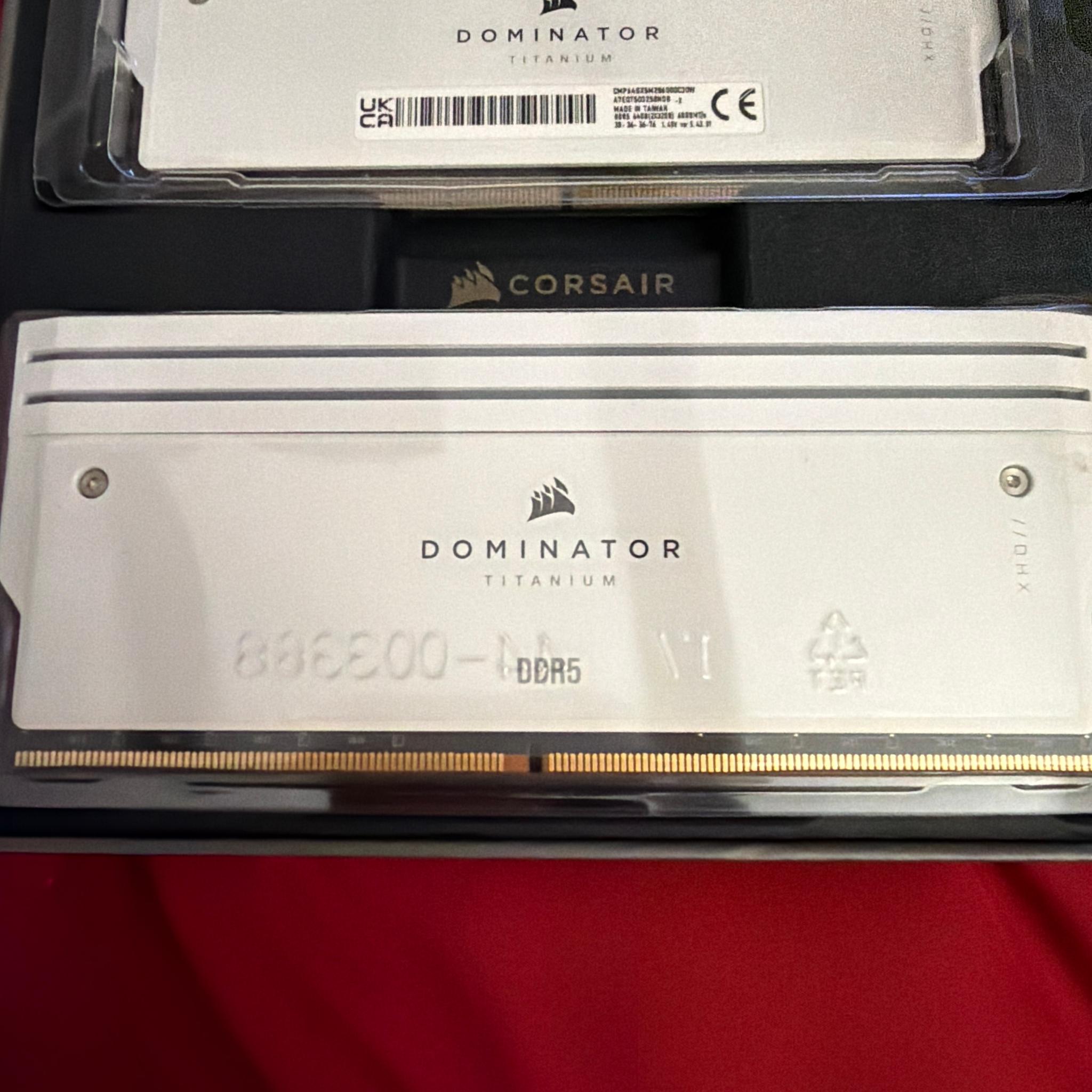 🔥 CORSAIR DOMINATOR TITANIUM DDR5 64GB Kit – 6000MT/s CL30 – WHITE 🔥