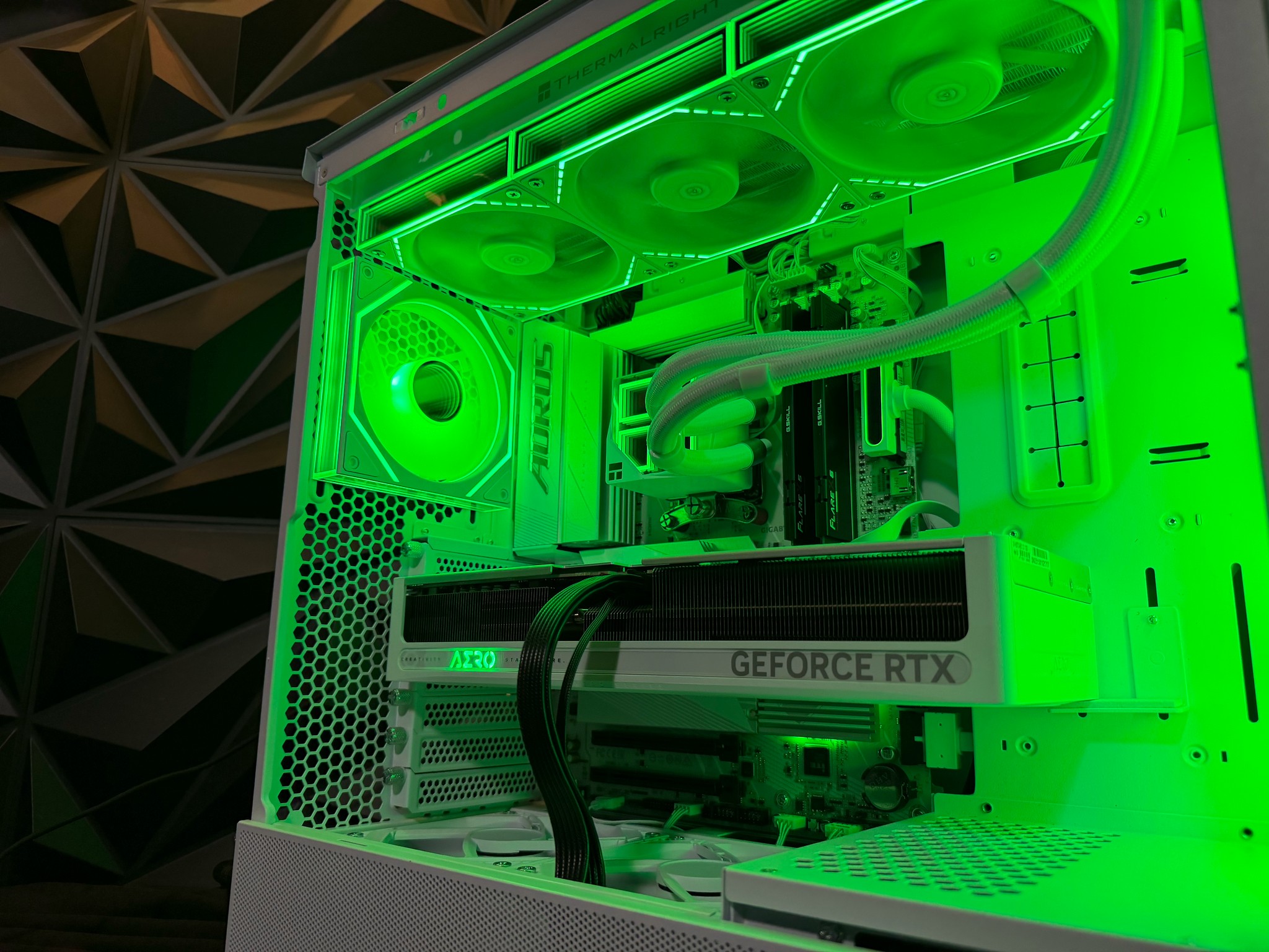 ❄️🤍 WHITEOUT PROTOCOL 🤍❄️Ryzen 9 7900X| RTX 5070| 32 GB DDR5| 2.5 TB NVMe| 850W PSU