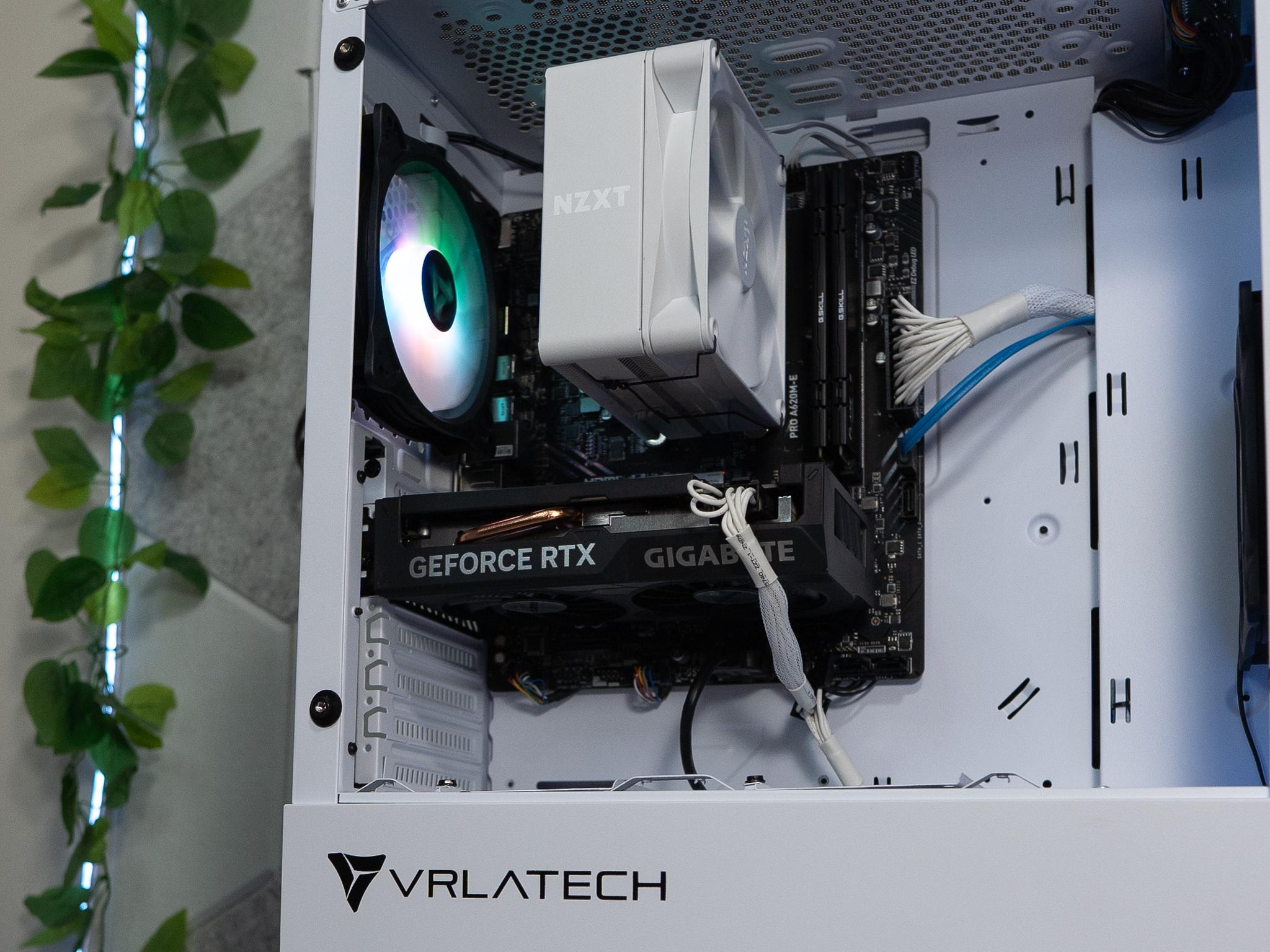 🌨🌨 | GIGABYTE RTX 4060 | RYZEN 5 8400F | 32GB DDR5 RAM | 1.5TB | Arctic Snow