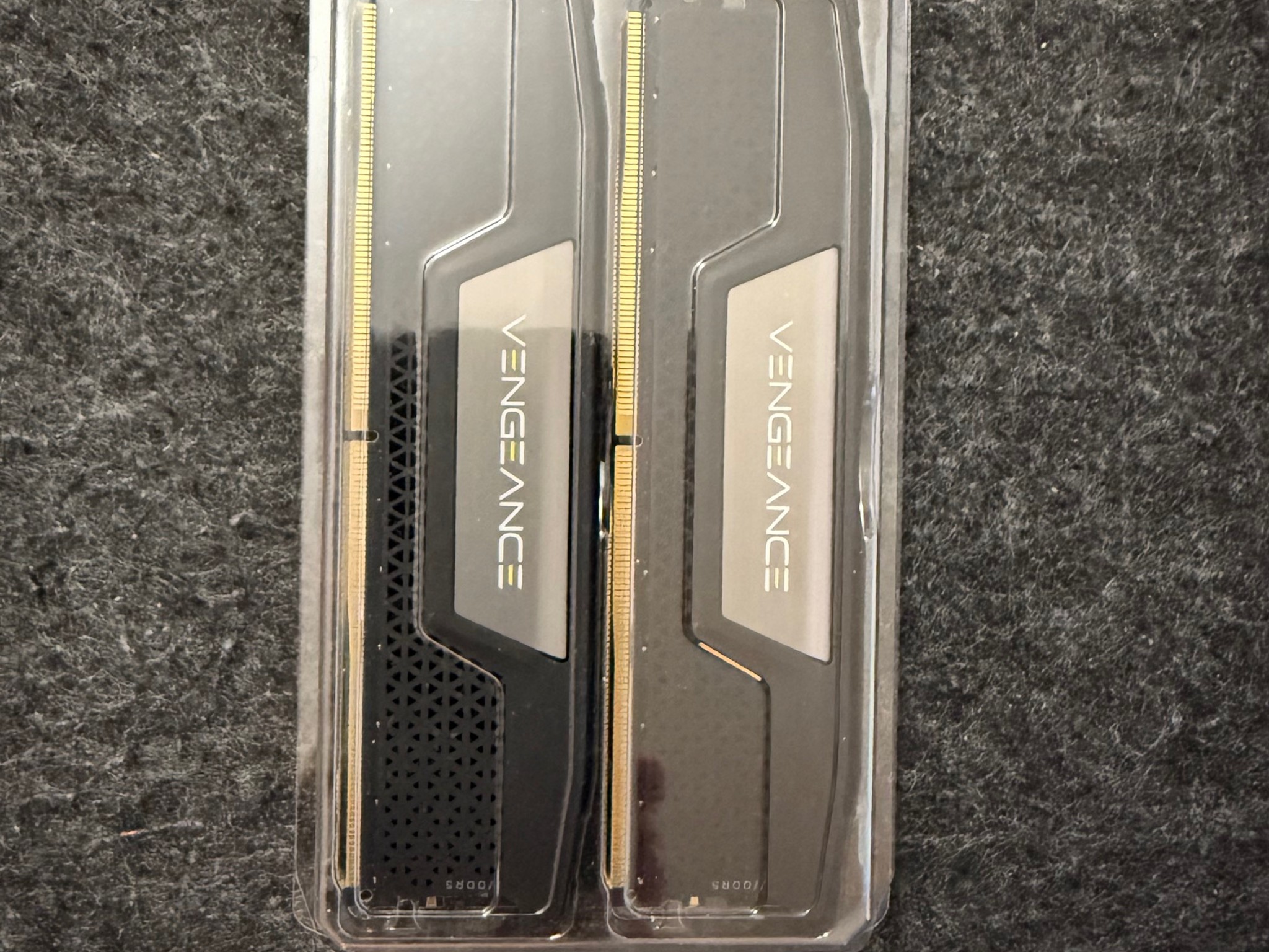 CORSAIR VENGEANCE DDR5 RAM 64GB (2x32GB) 5200MHz (CMK64GX5M2B5200C40)