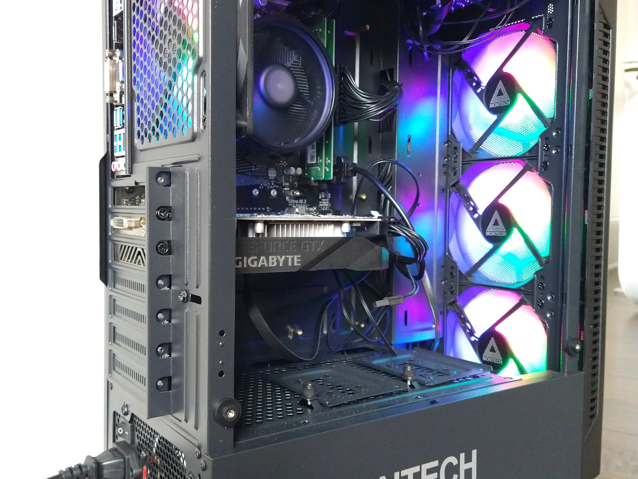 PC Gaming Desktop - GTX 1650 Super + Ryzen 5 4500 - 16GB RAM - 223GB SSD - Windows 10 - RGB Case