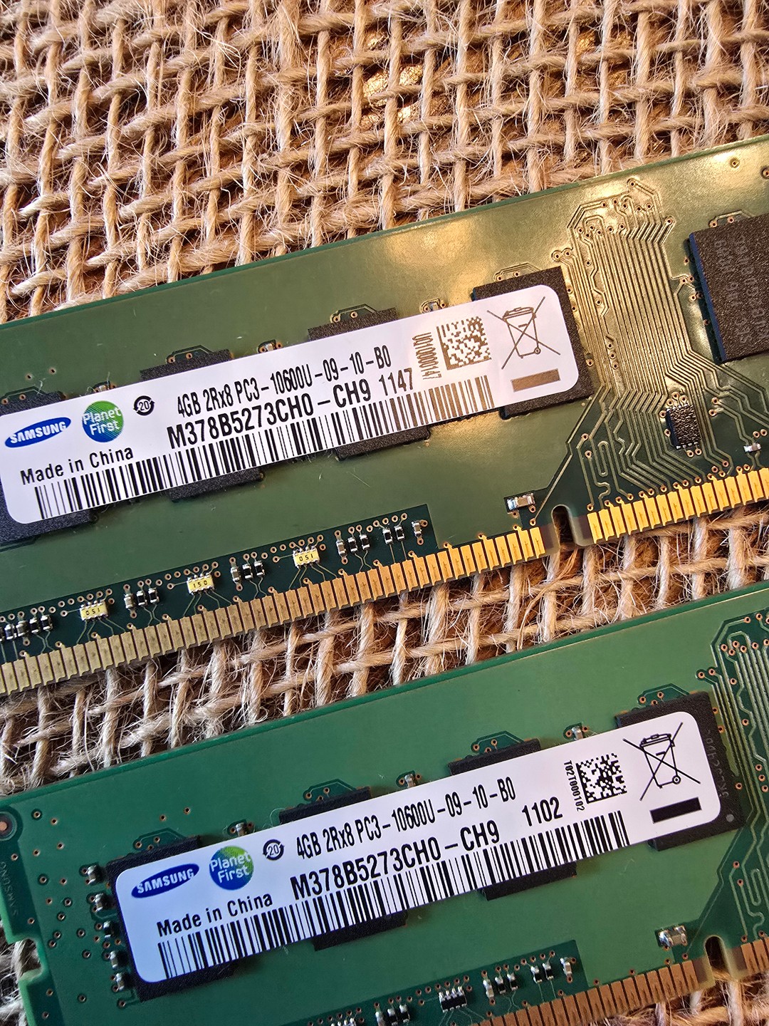 Samsung 4GB PC3-10600 DDR3- 1333MHz non-ECC Unbuffered CL9 240-Pin