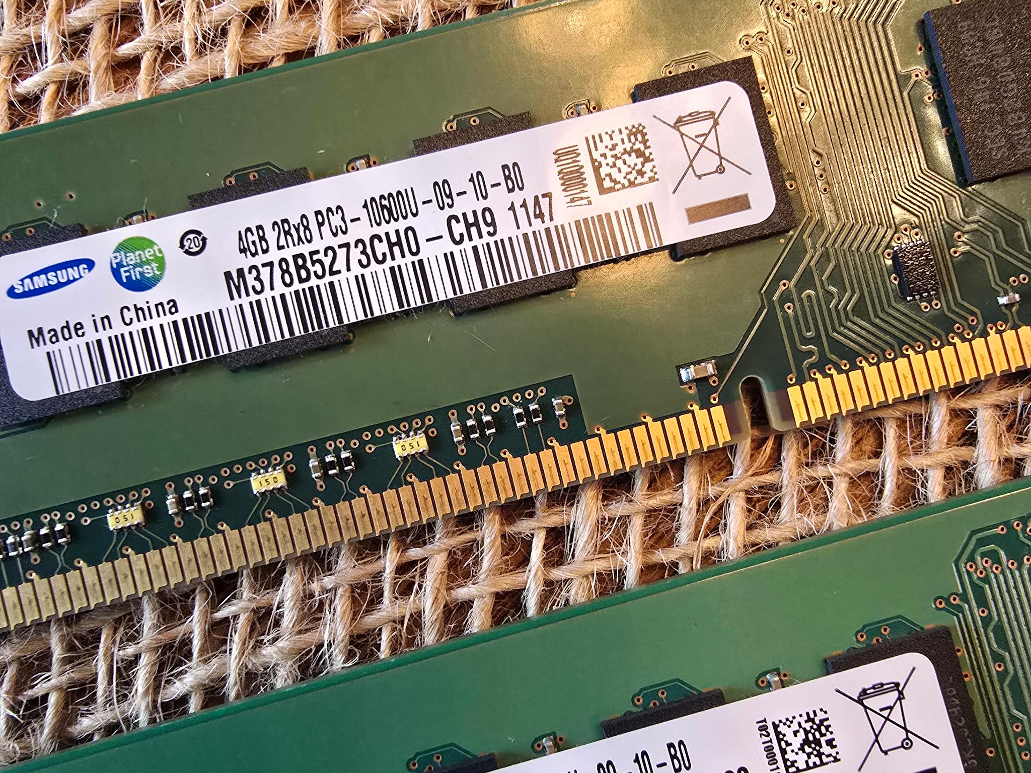 Samsung 4GB PC3-10600 DDR3- 1333MHz non-ECC Unbuffered CL9 240-Pin M378B5273CH0-CH9 2Rx8 Dual Rank